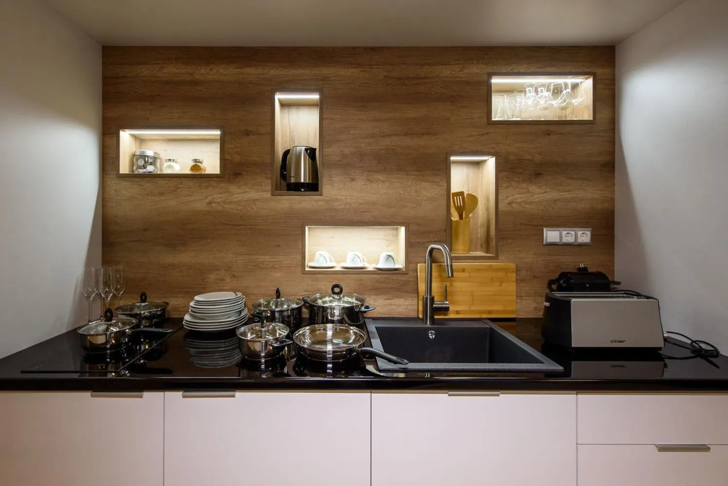 Coffee/tea facilities in Karoly Corner Residences