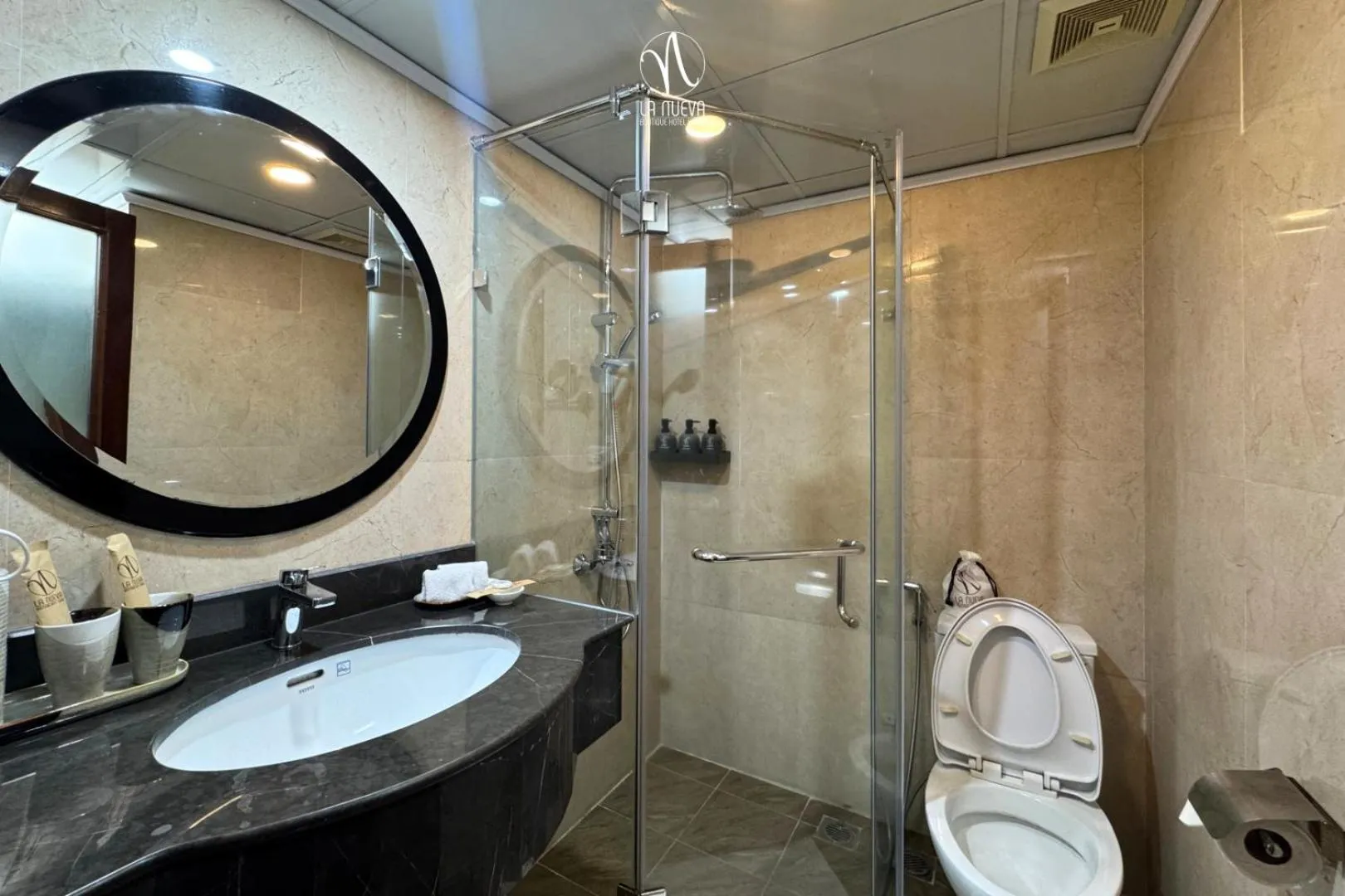 Toilet in La Nueva Boutique Hotel Hanoi & Spa