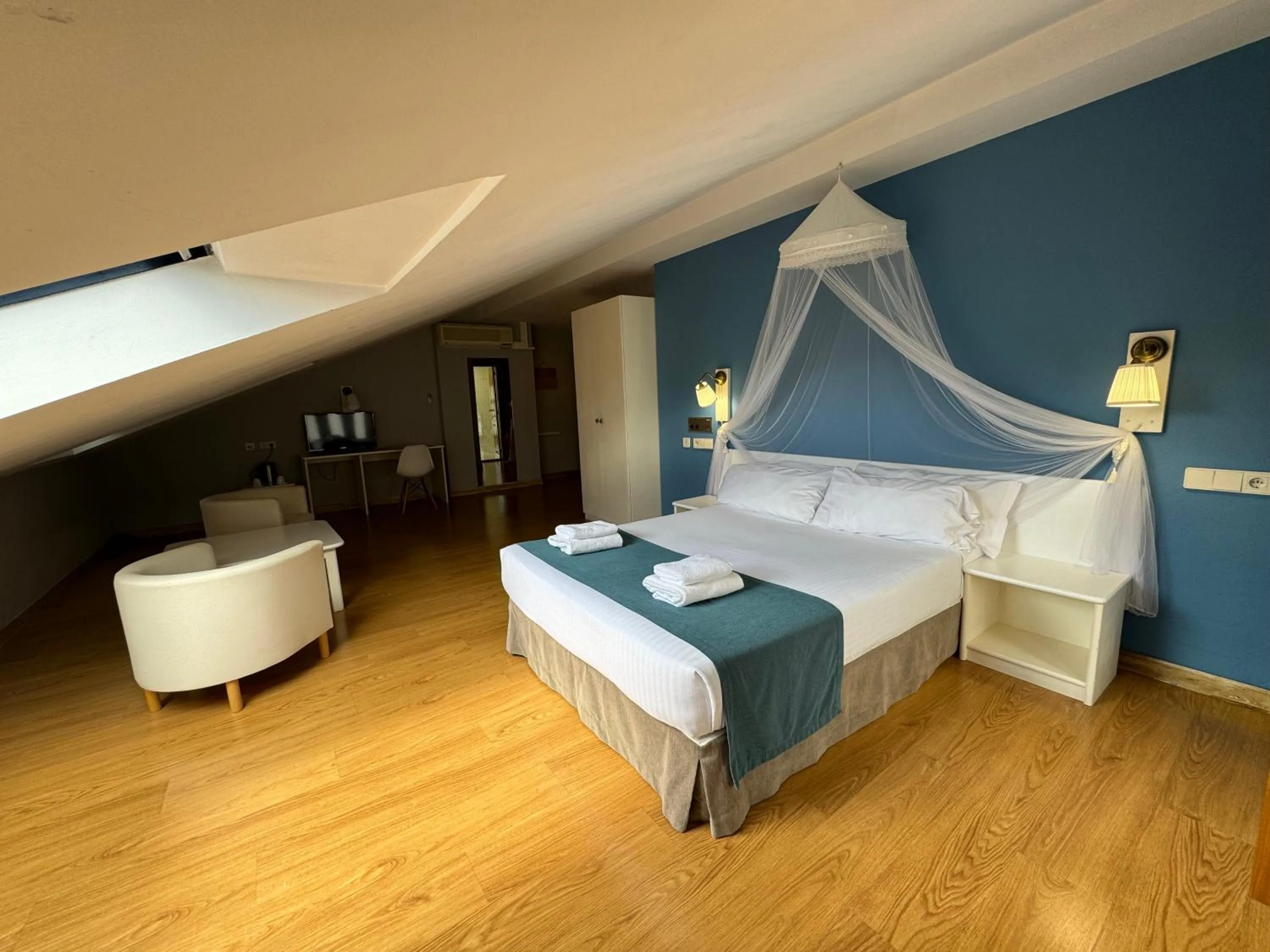 Photo of the whole room, Bed in Hotel Jakue