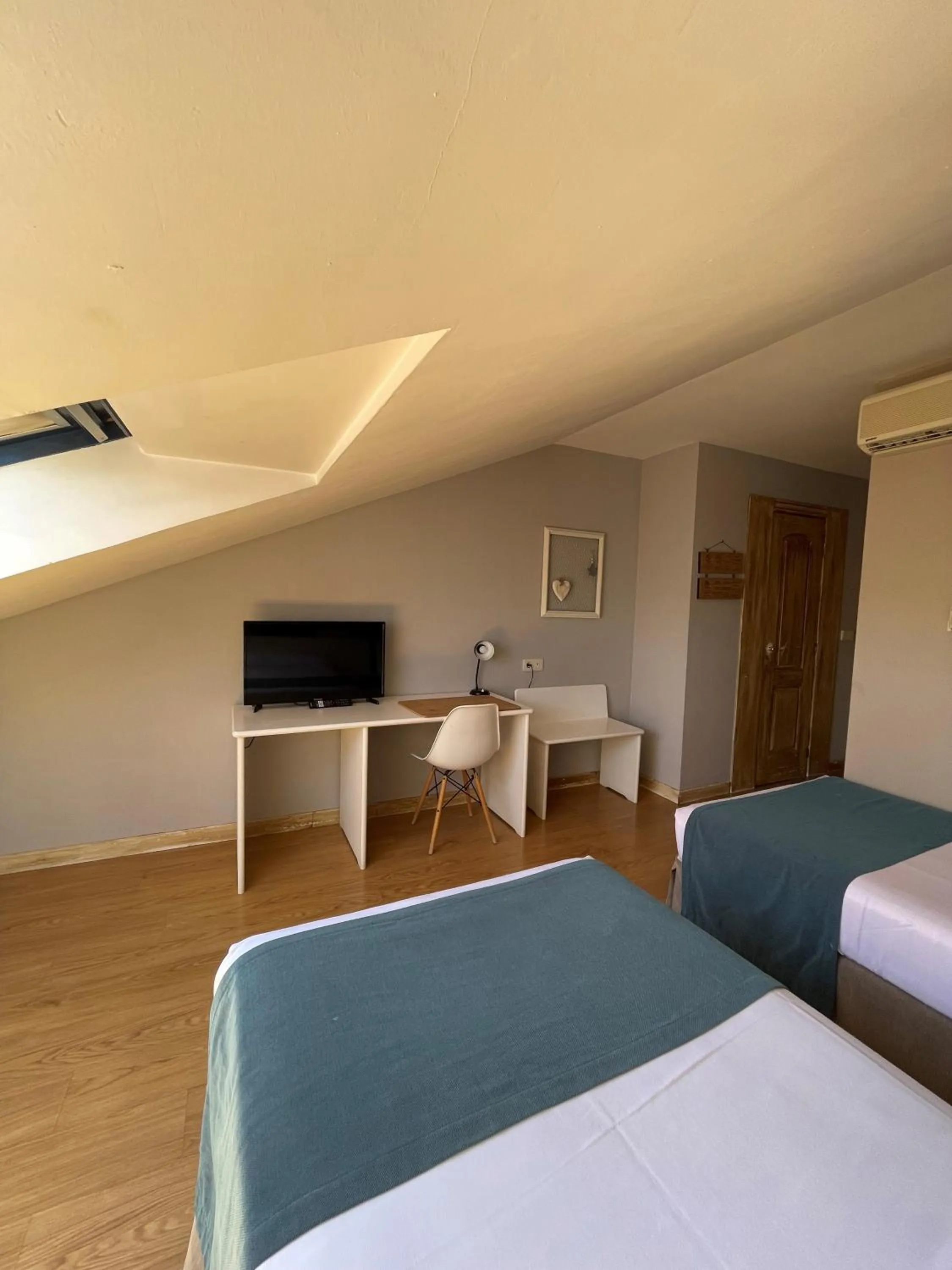 Photo of the whole room, Bed in Hotel Jakue