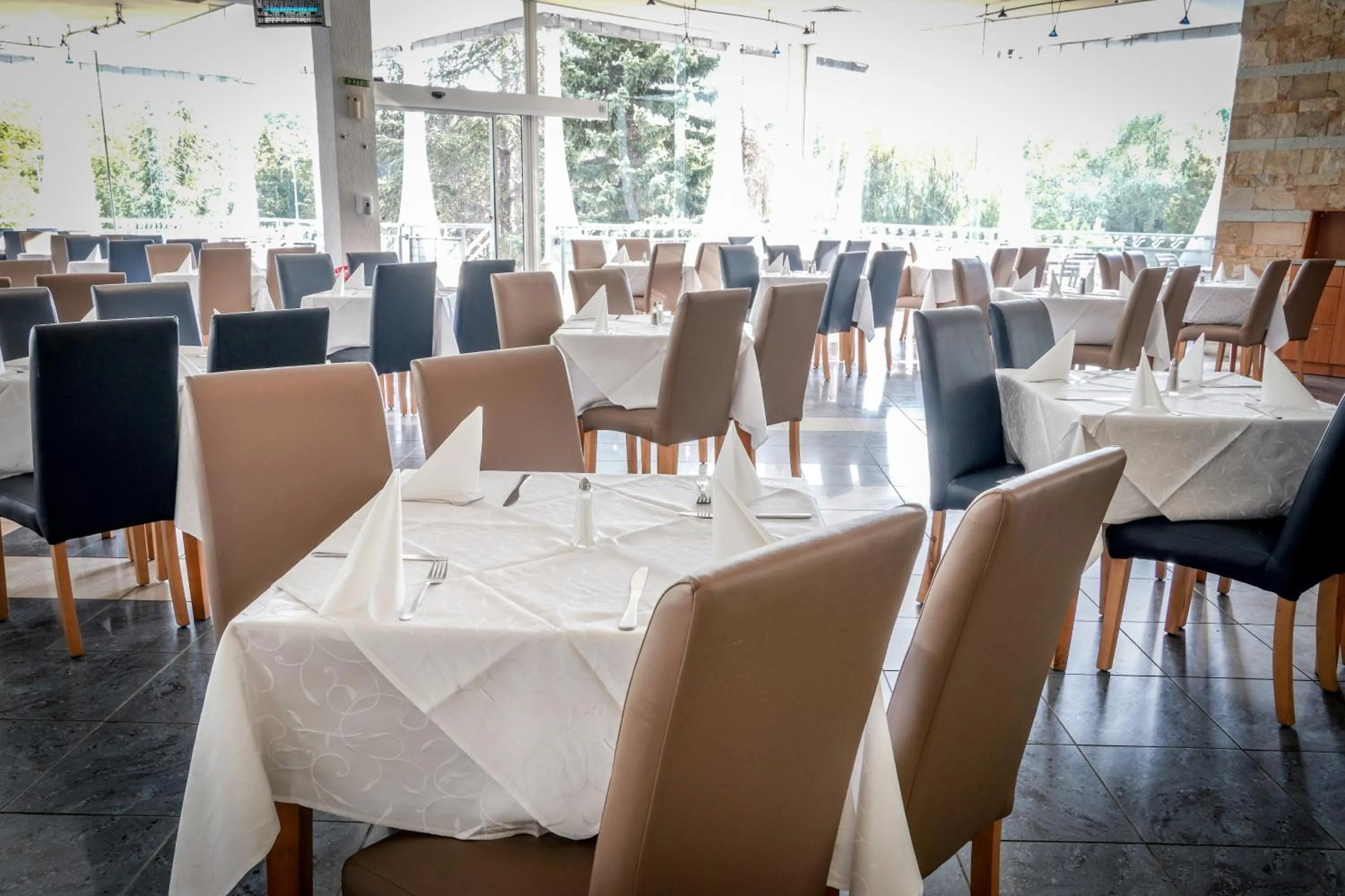 Restaurant/places to eat in Hotel Laguna Garden