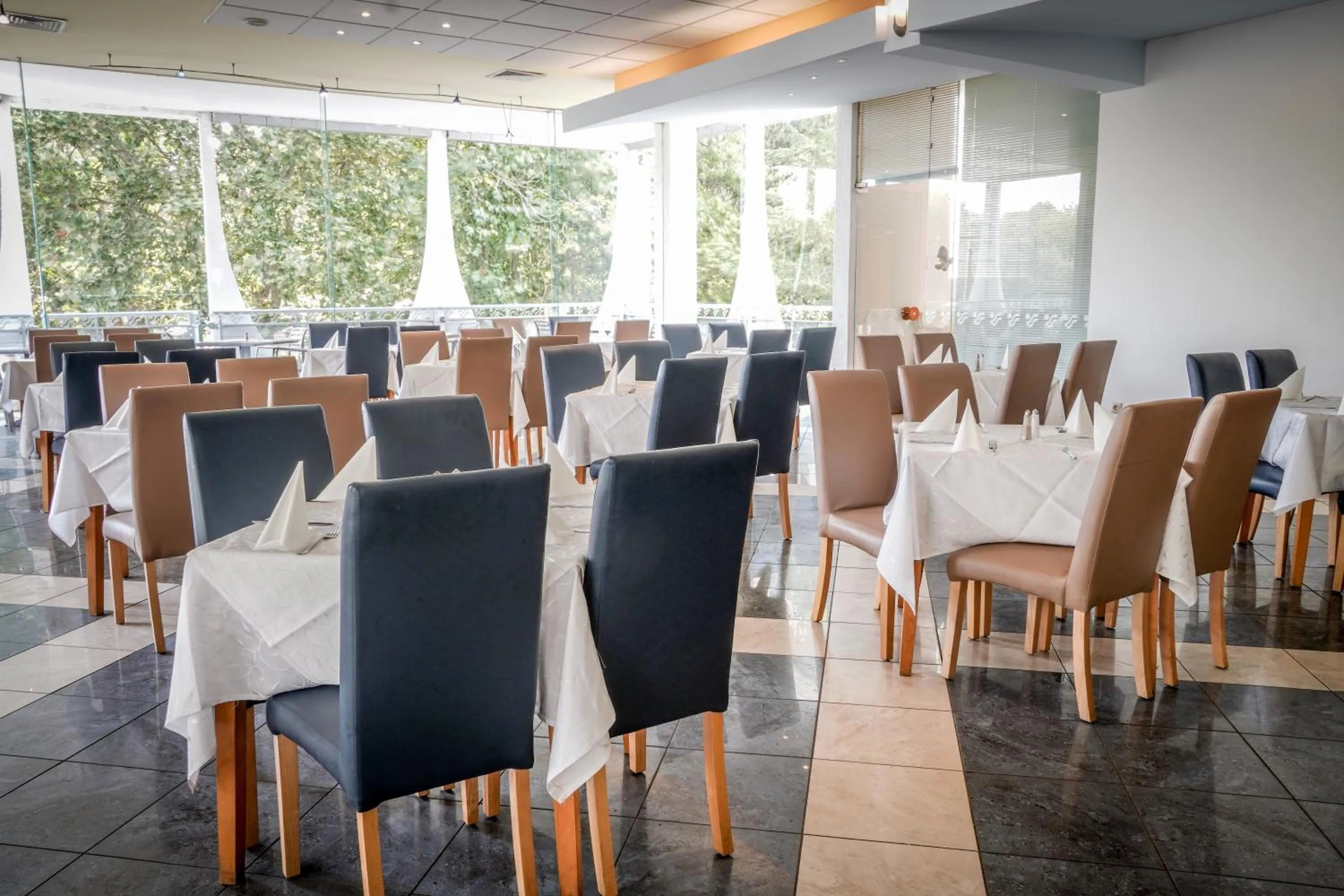 Restaurant/places to eat in Hotel Laguna Garden