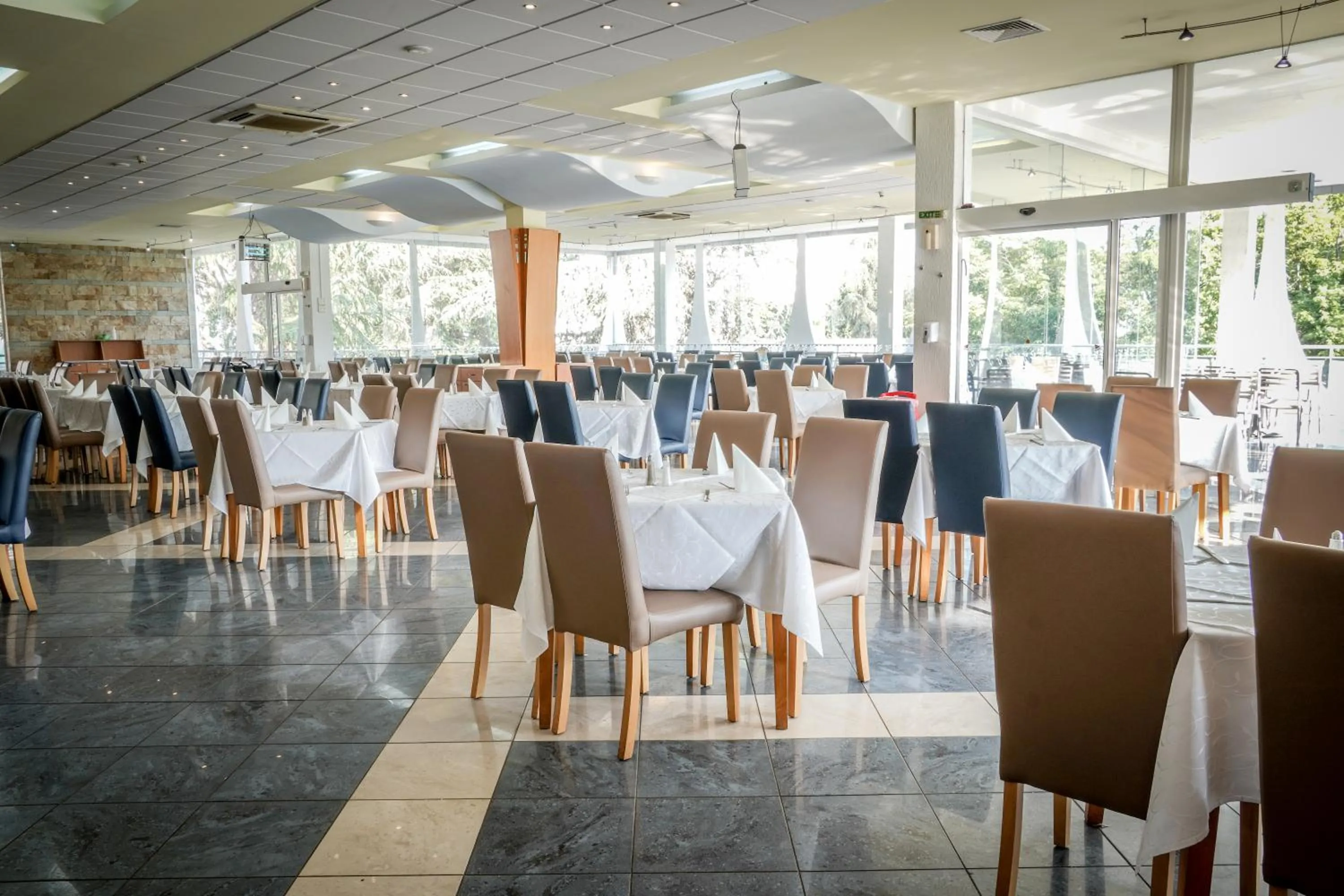 Restaurant/places to eat in Hotel Laguna Garden