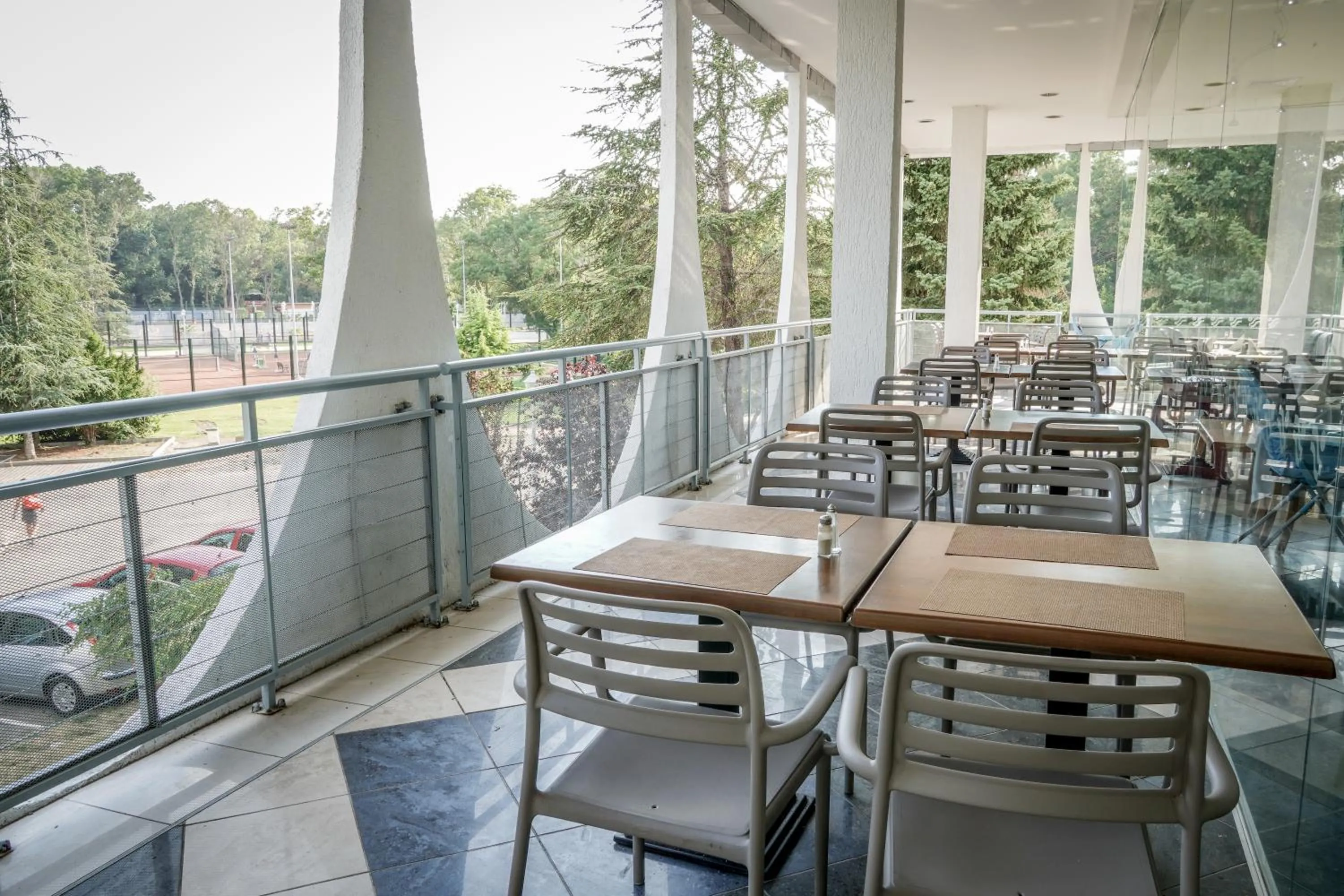 Restaurant/places to eat in Hotel Laguna Garden