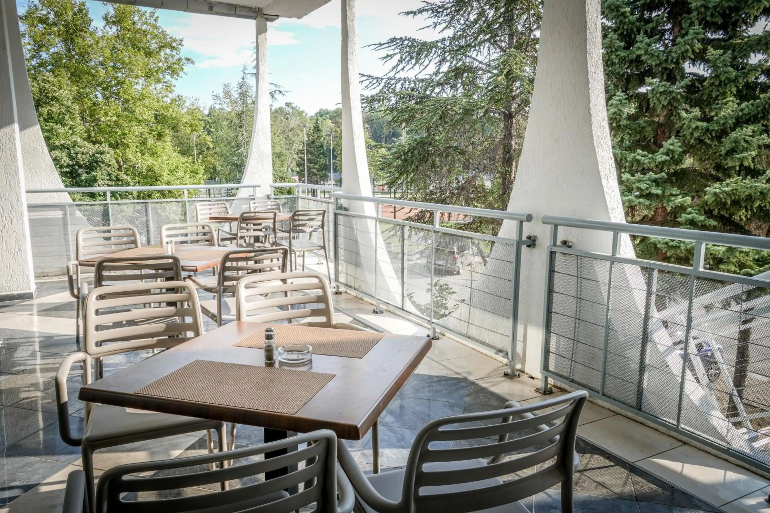 Restaurant/places to eat in Hotel Laguna Garden