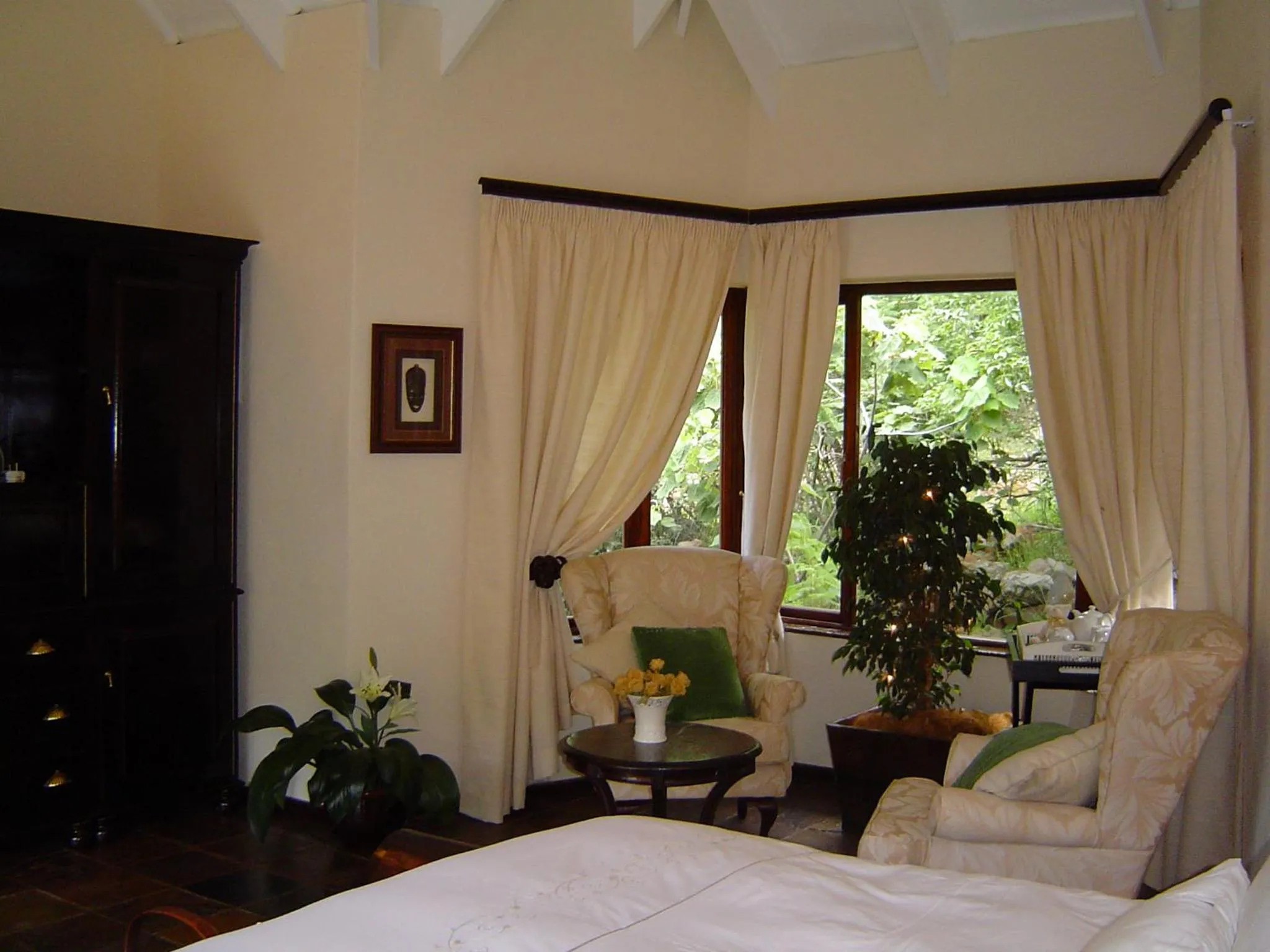 Seating area, Bed in Forest Creek Lodge & Spa