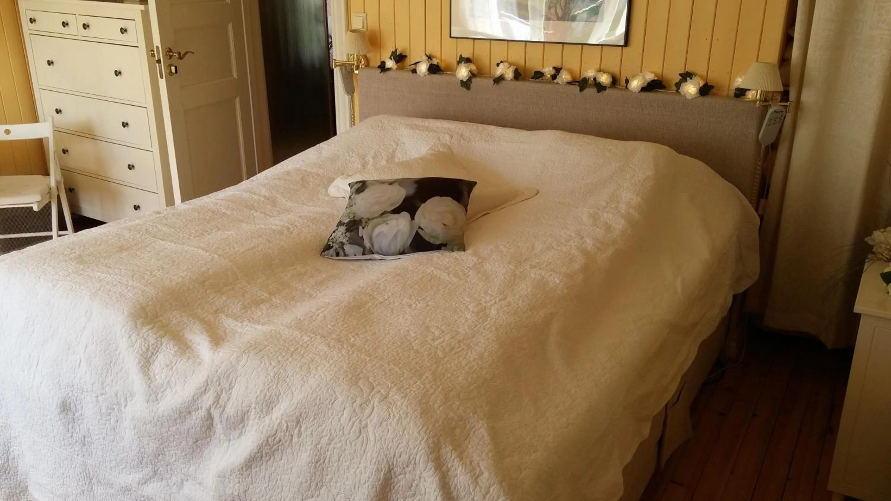 Decorative detail, Bed in Solheim Overnatting