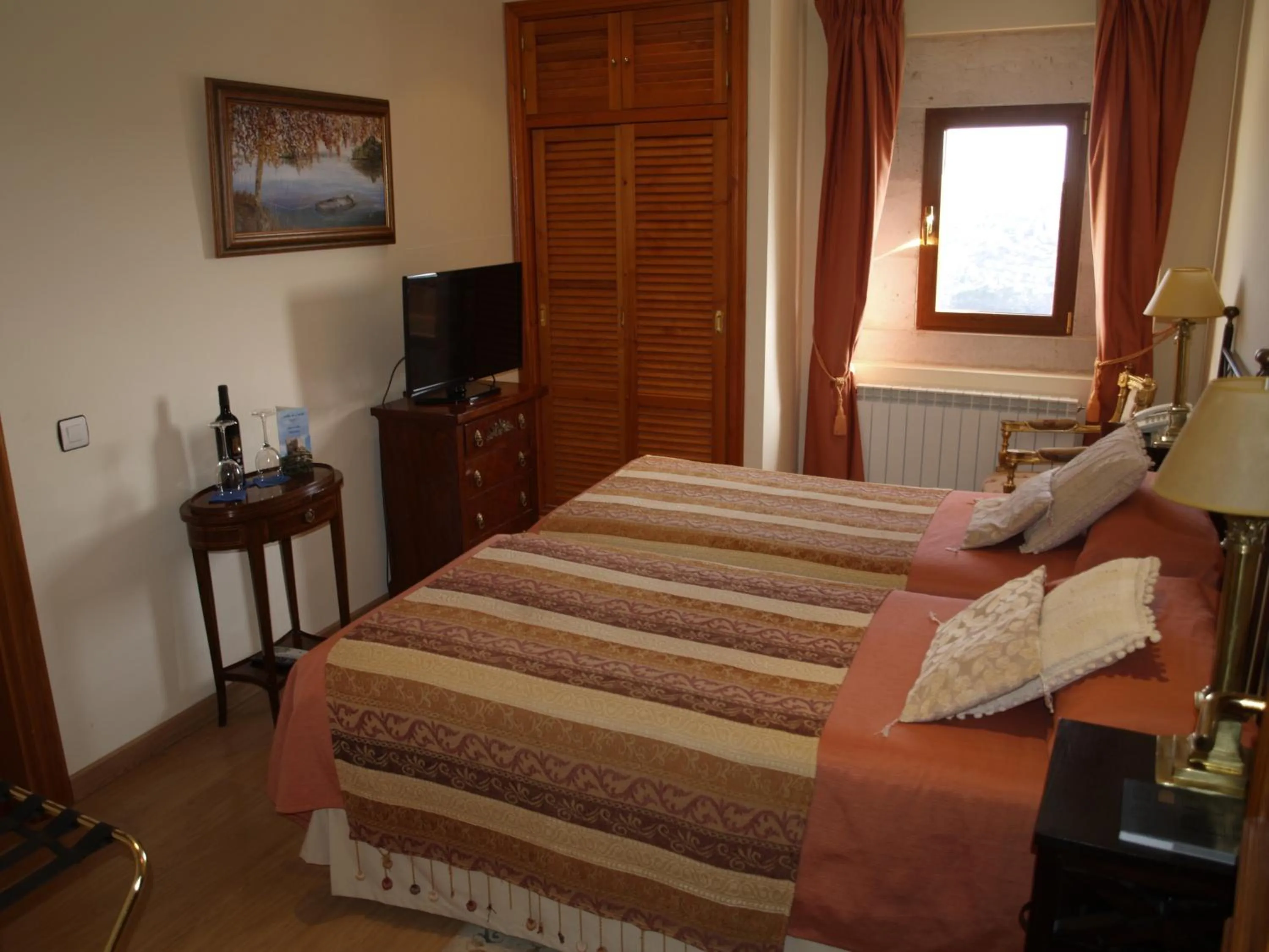 Photo of the whole room, Bed in Residencia Real del Castillo de Curiel