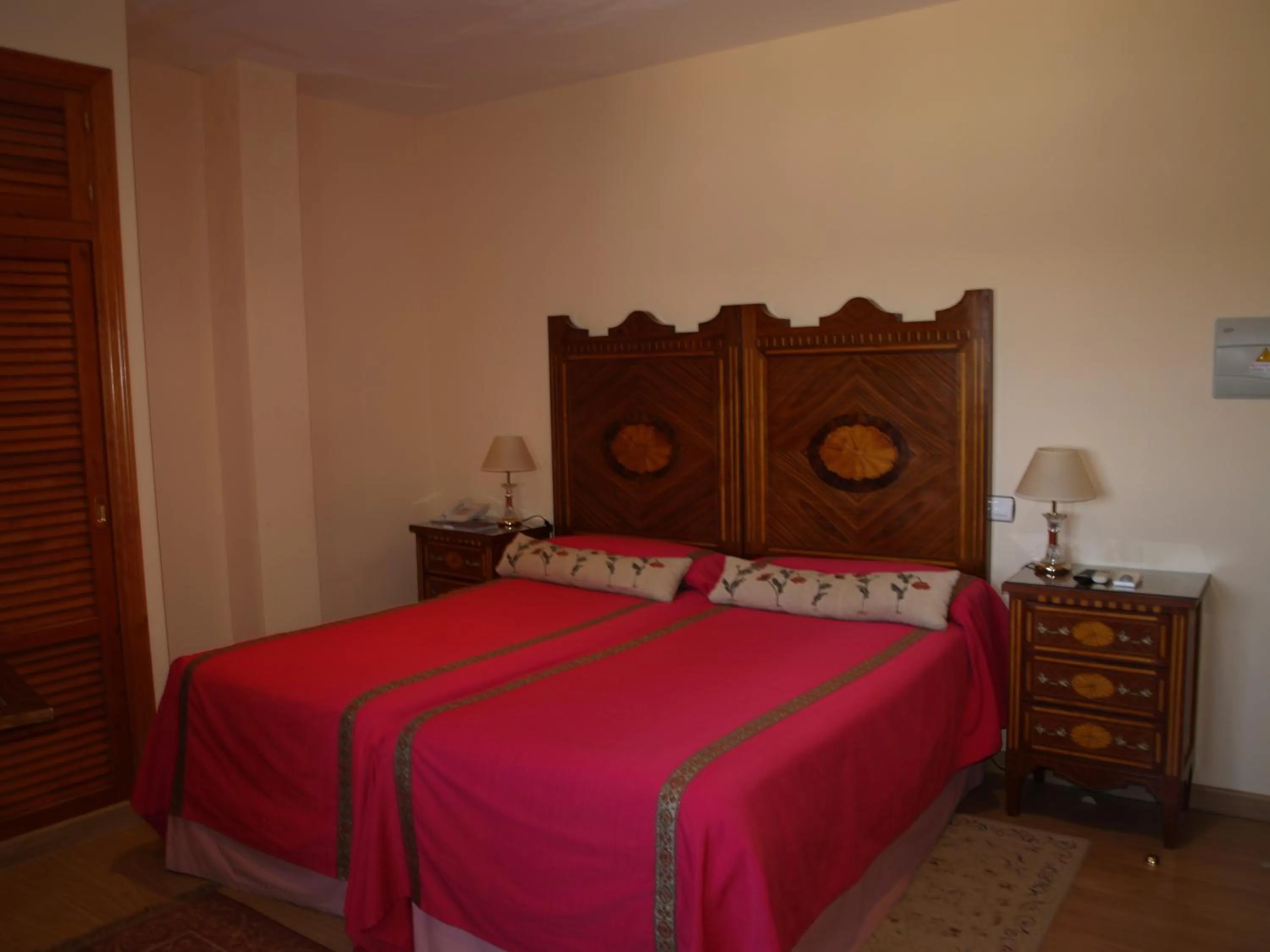 Photo of the whole room, Bed in Residencia Real del Castillo de Curiel
