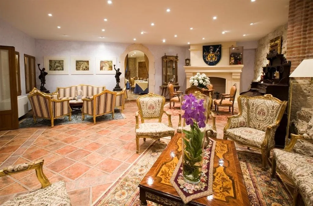 Communal lounge/ TV room in Residencia Real del Castillo de Curiel