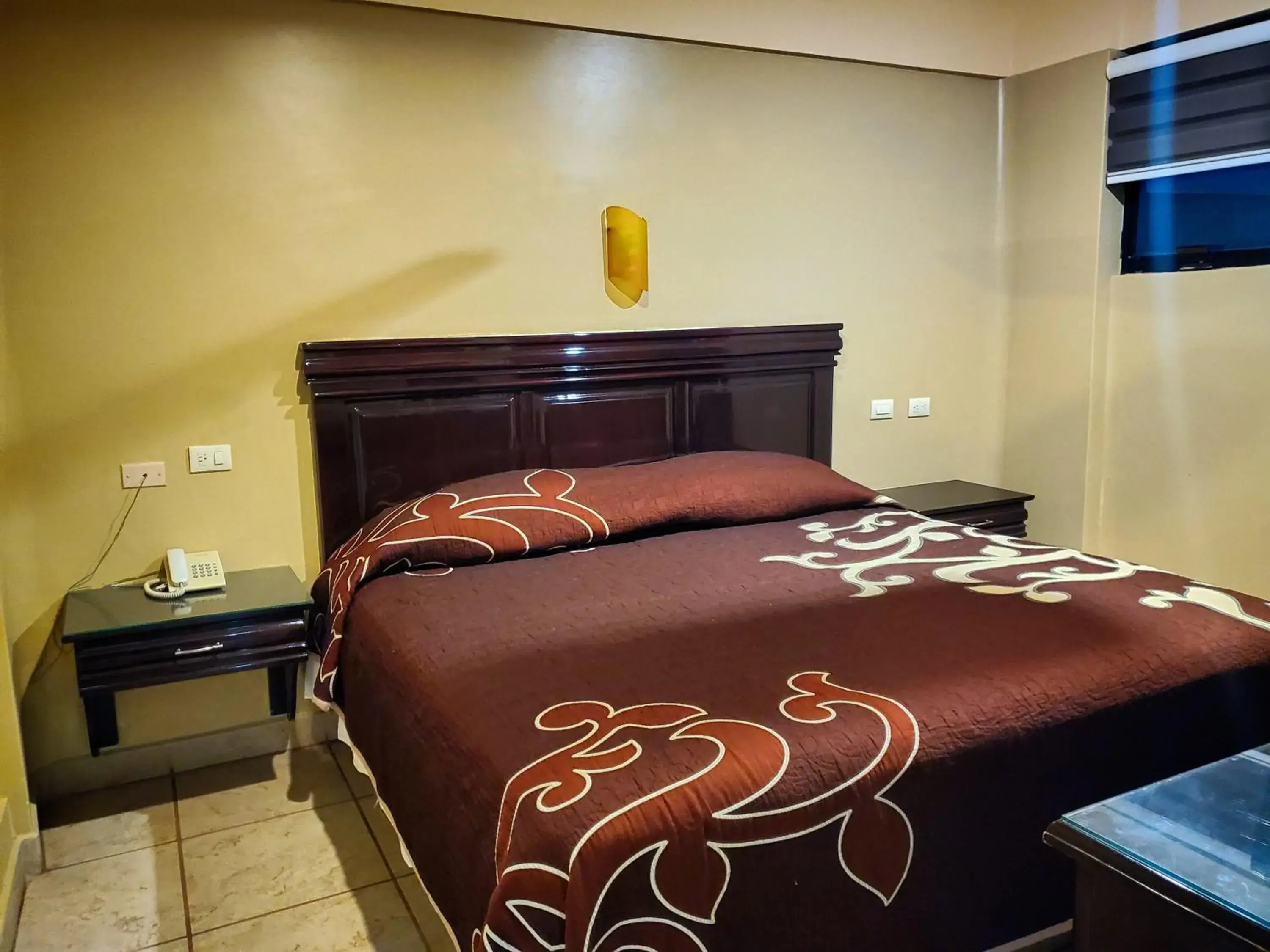 Deluxe Queen Room in Hotel Oasis Deluxe Queen Room in Hotel Oasis