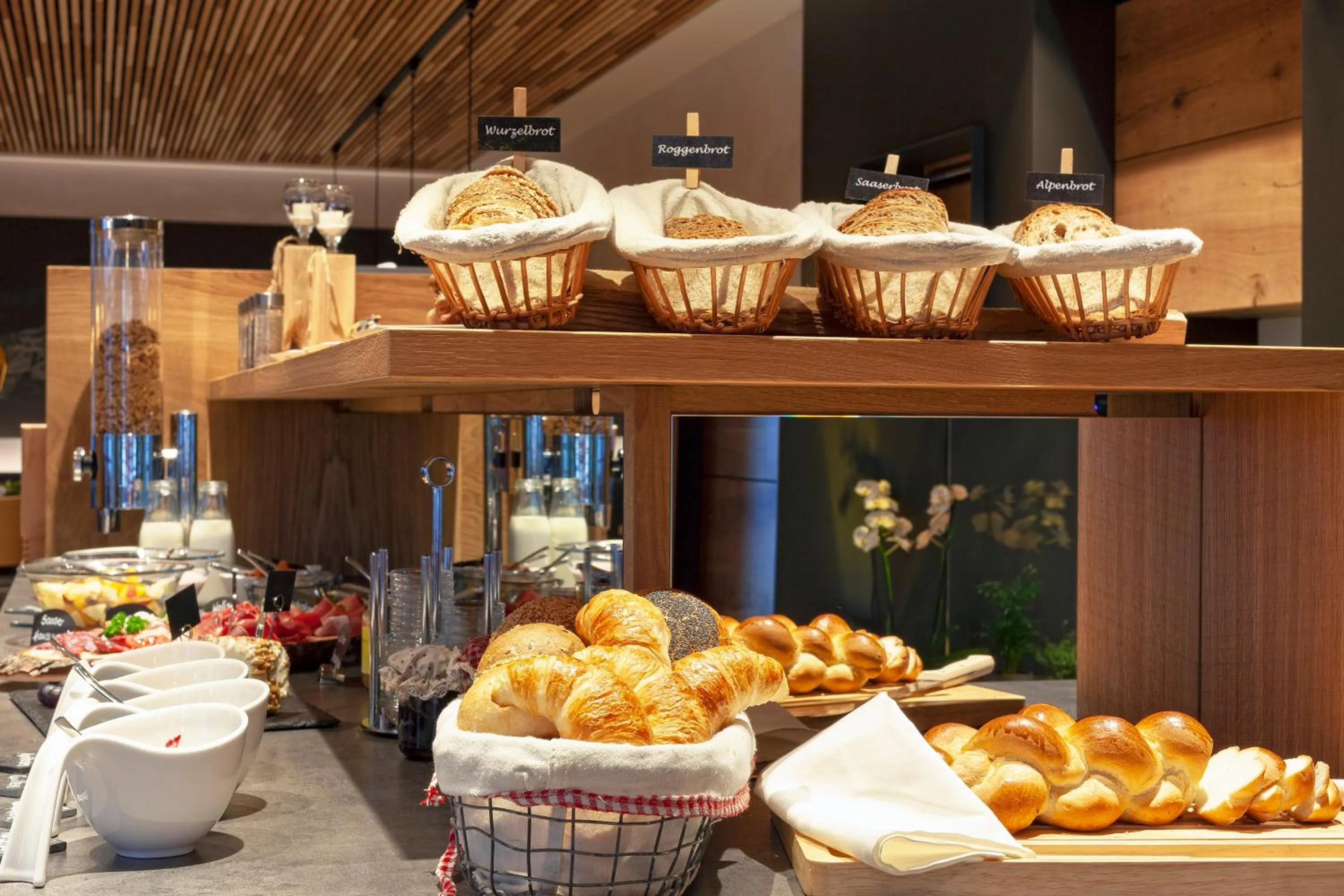 Restaurant/places to eat in Hotel Eden No. 7