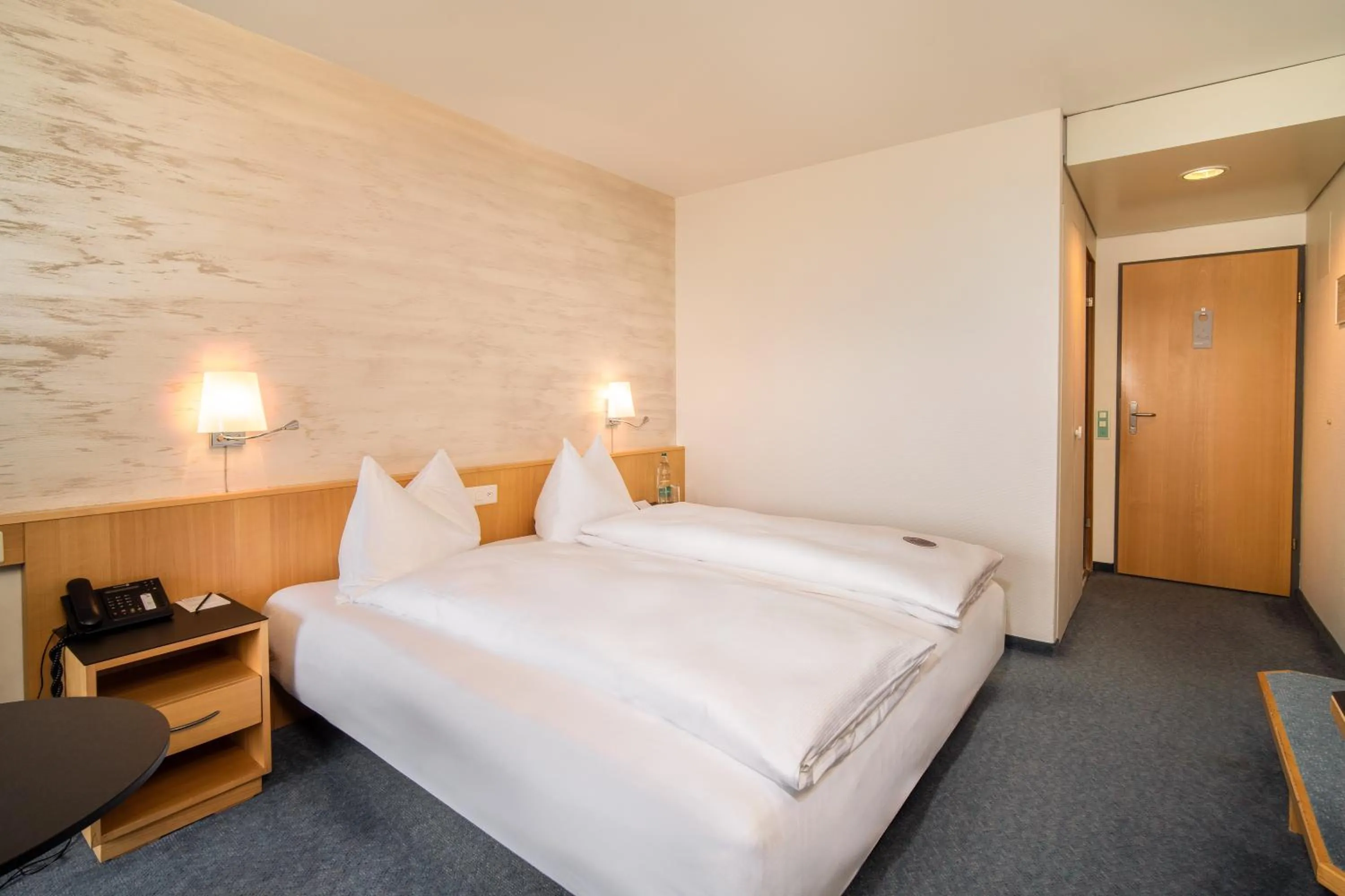 Photo of the whole room, Bed in Seeblick Höhenhotel