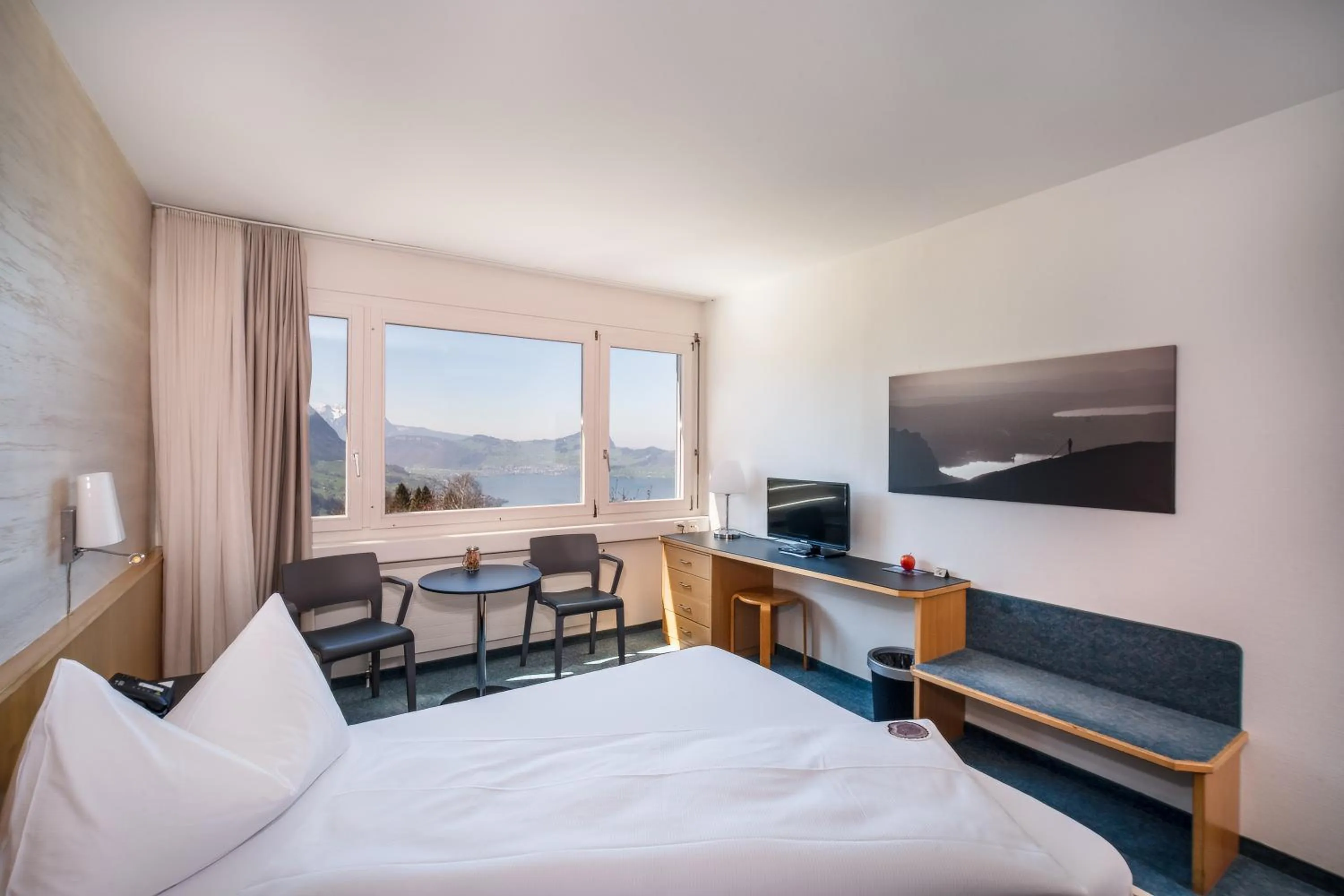 TV and multimedia, Bed in Seeblick Höhenhotel