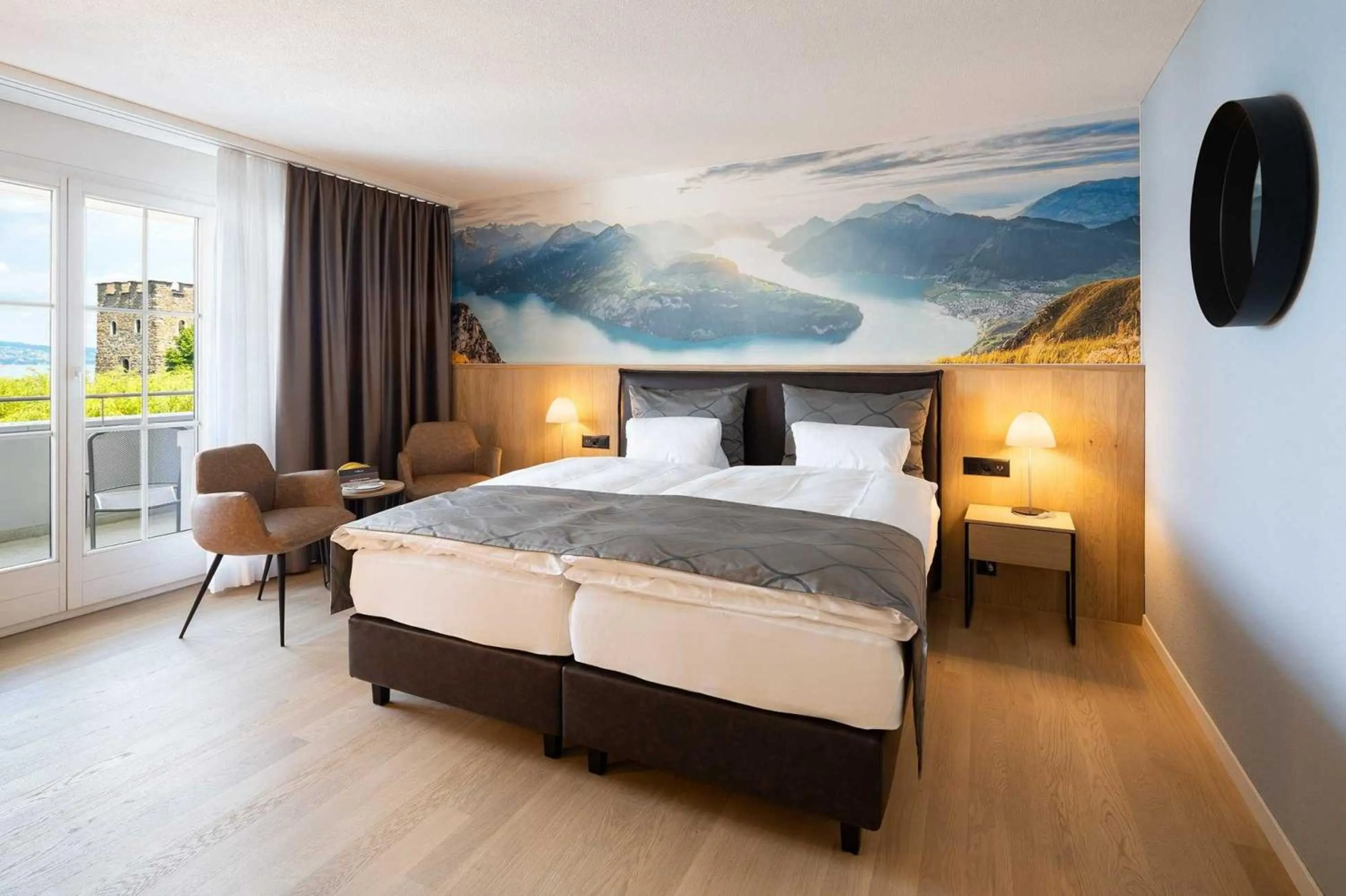Photo of the whole room, Bed in Seehotel Winkelried