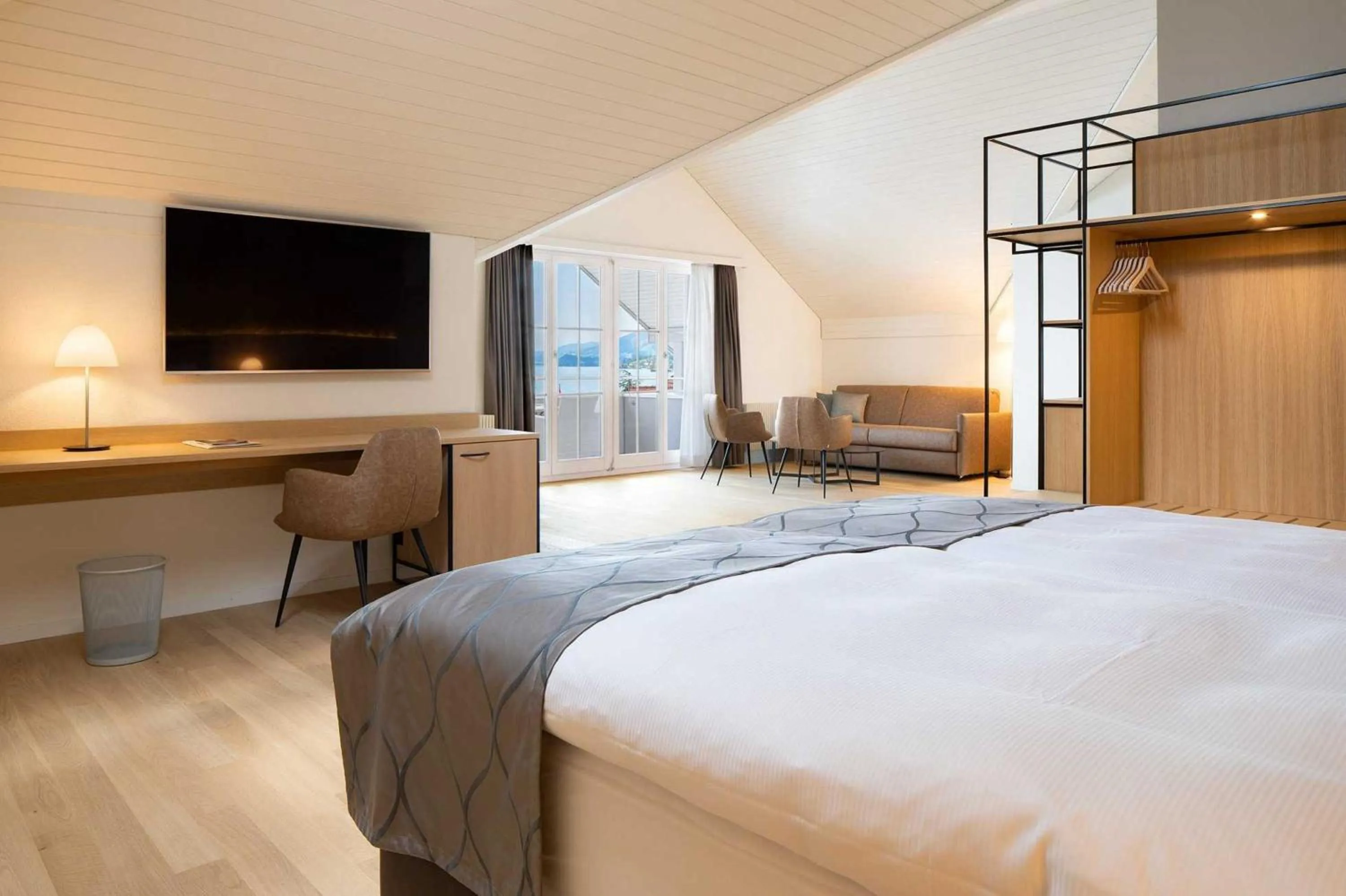 Photo of the whole room, Bed in Seehotel Winkelried