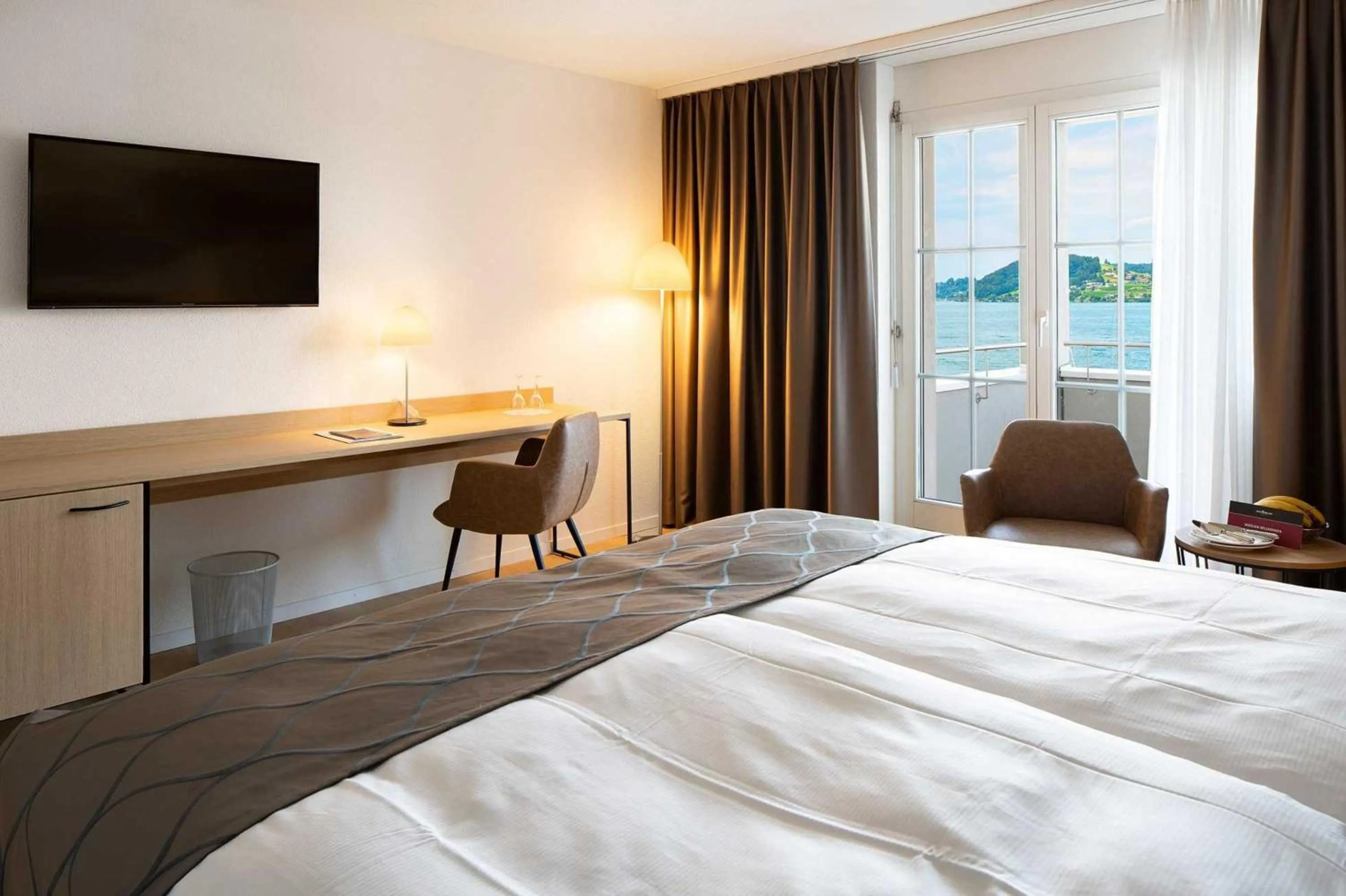 Photo of the whole room, Bed in Seehotel Winkelried
