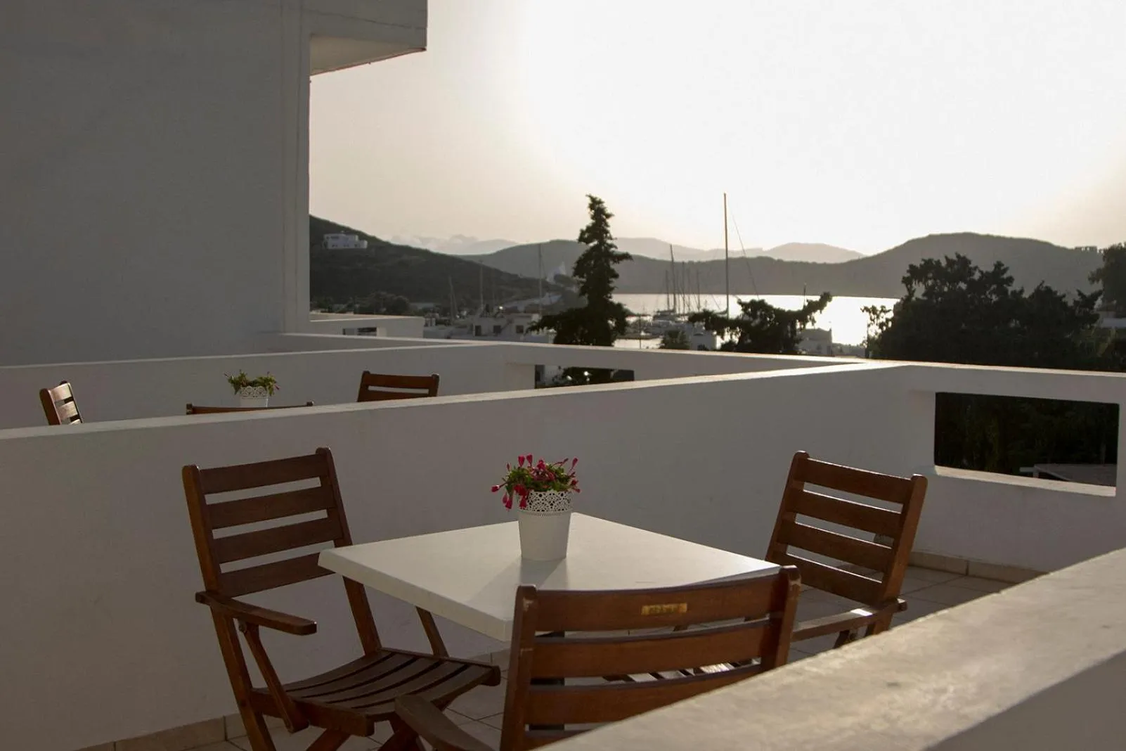 Balcony/Terrace in Armadoros Hotel / Ios Backpackers