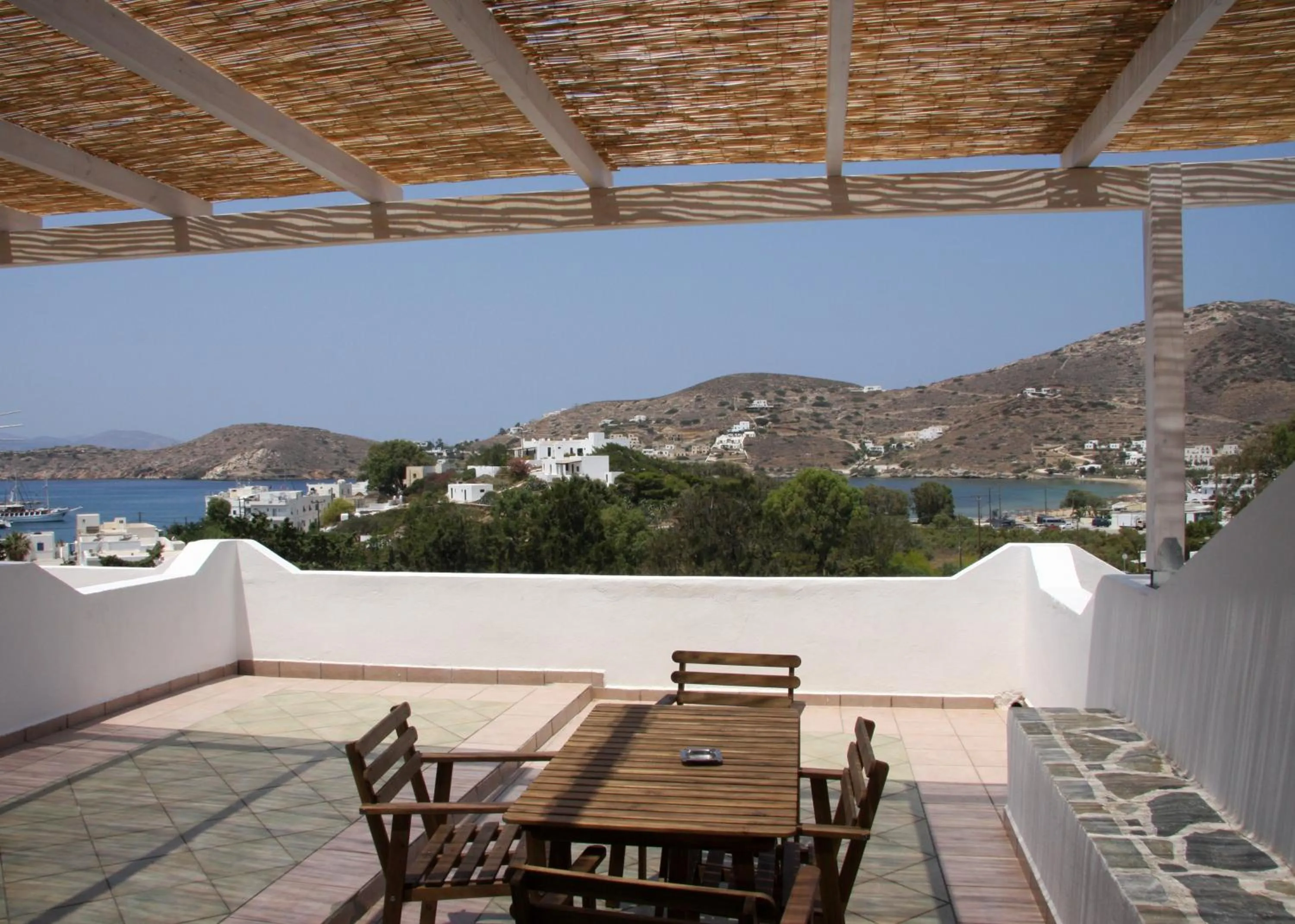 Mountain view in Armadoros Hotel / Ios Backpackers