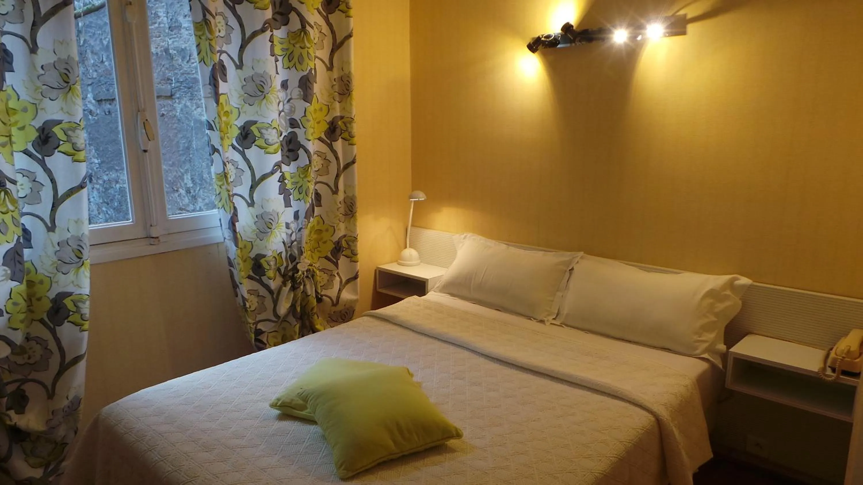 Bed in Hôtel Le Cambronne