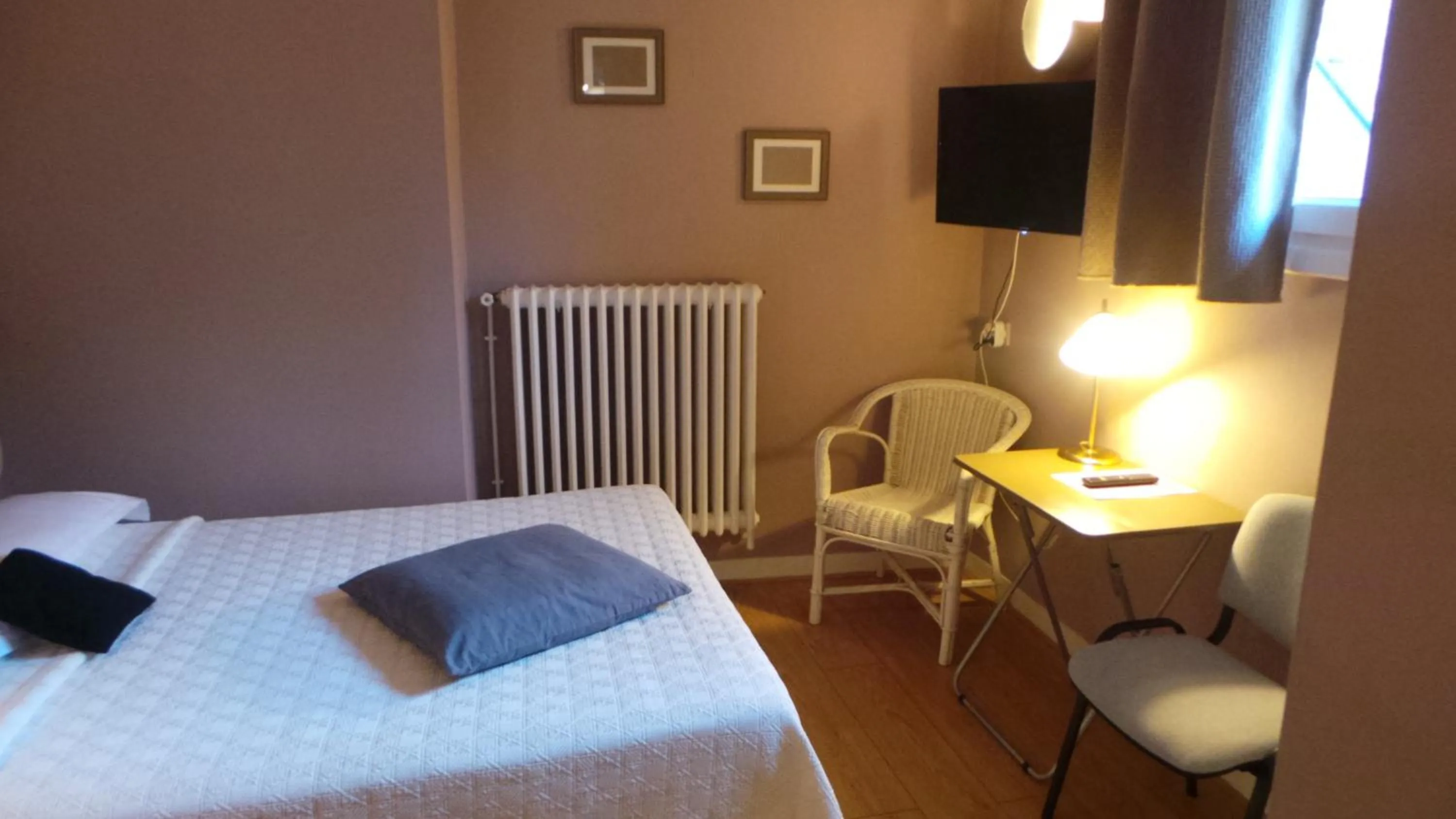 Bed in Hôtel Le Cambronne