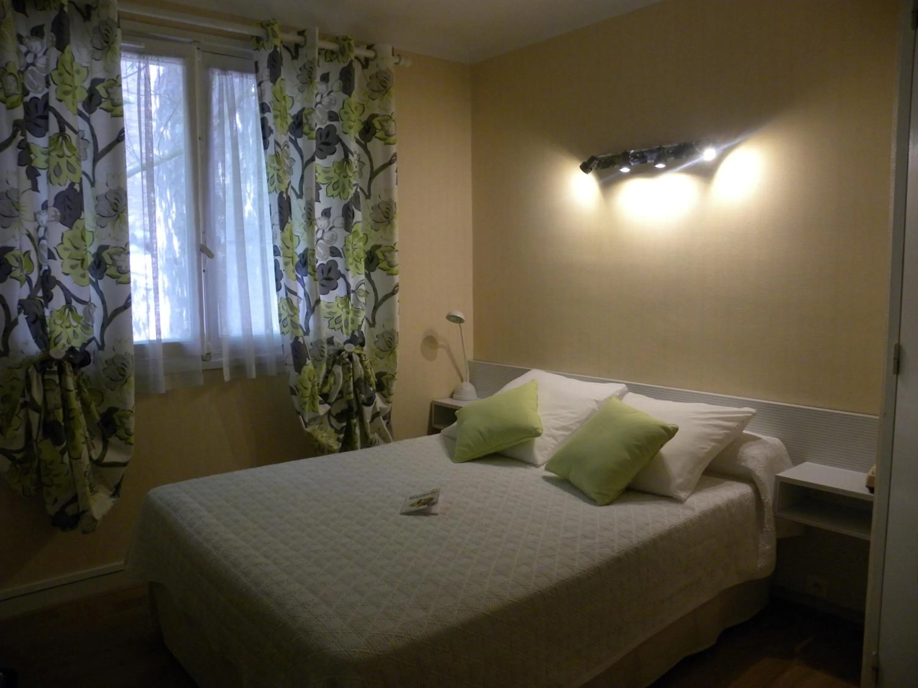 Photo of the whole room, Bed in Hôtel Le Cambronne