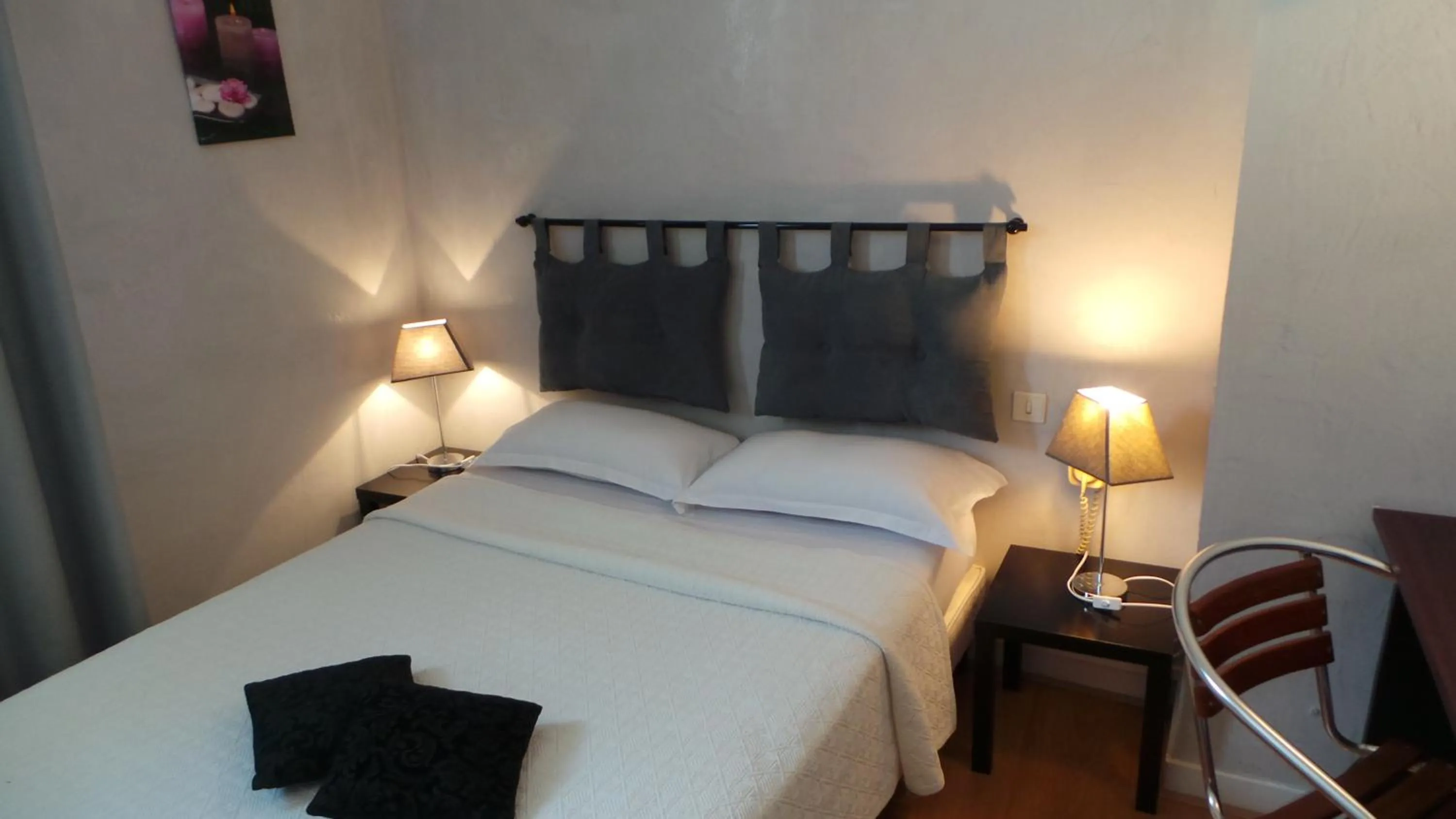 Bed in Hôtel Le Cambronne