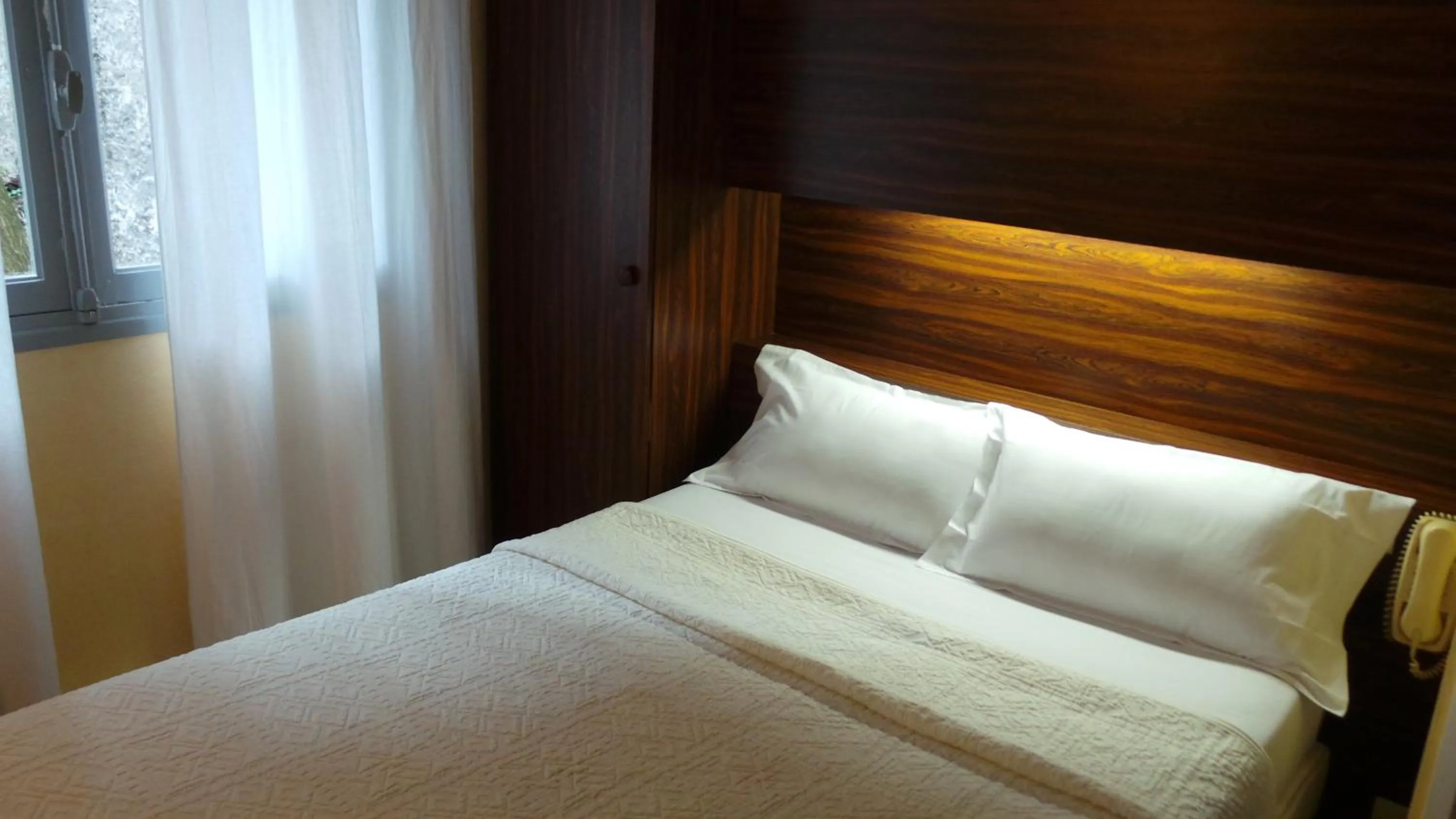 Bed in Hôtel Le Cambronne