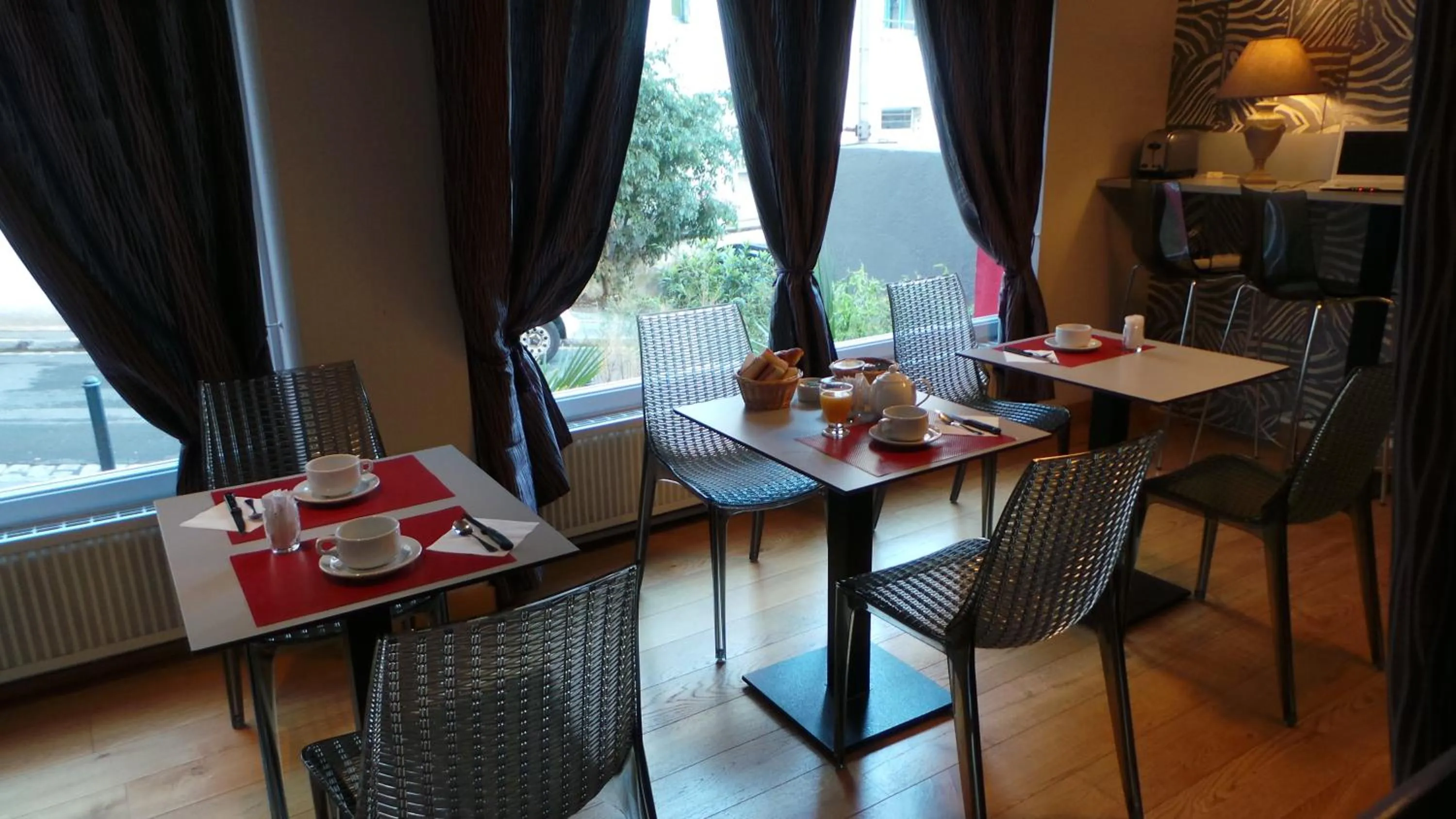 Restaurant/places to eat in Hôtel Le Cambronne