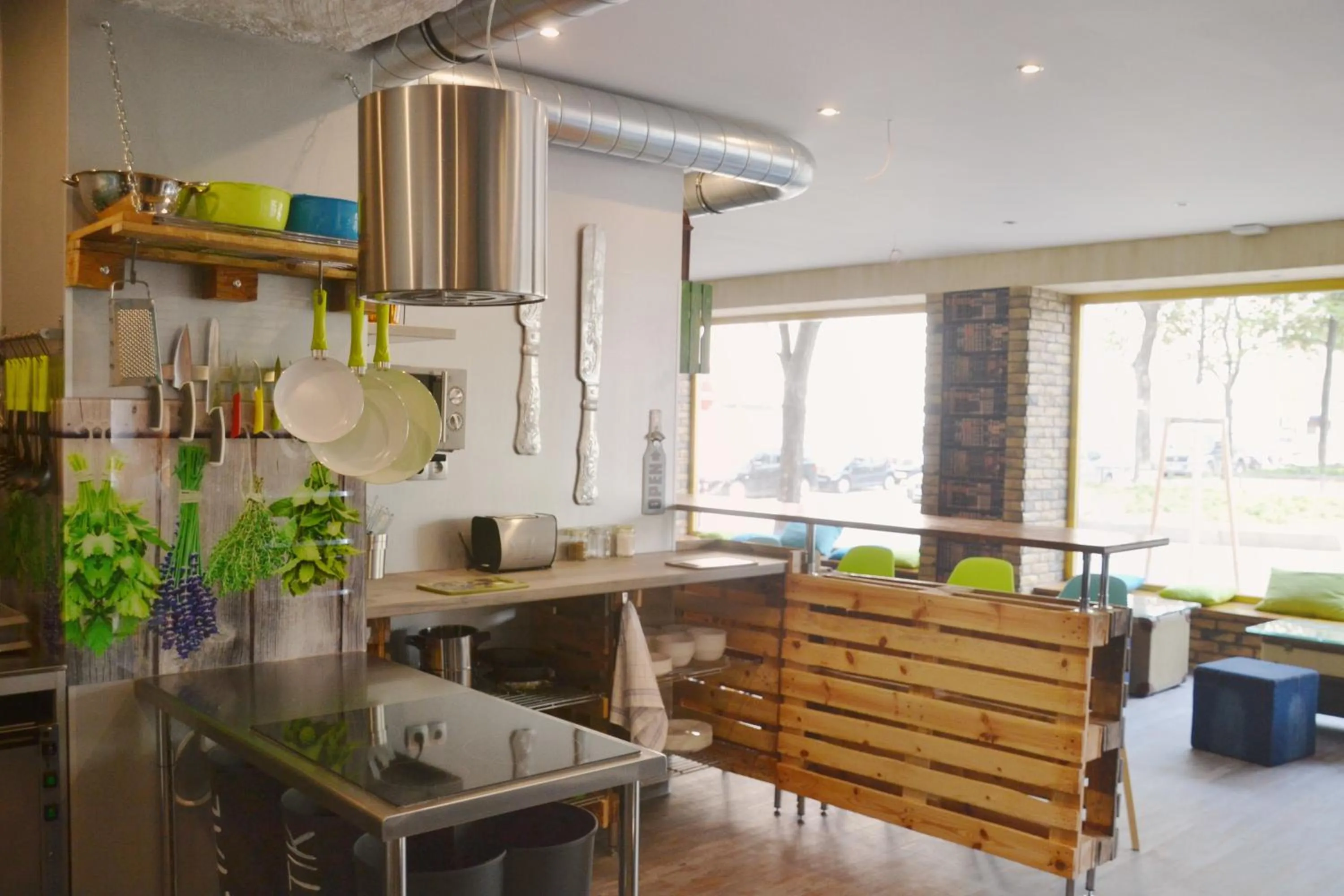 Communal kitchen in Do Step Inn Central - Self-Service-Hostel