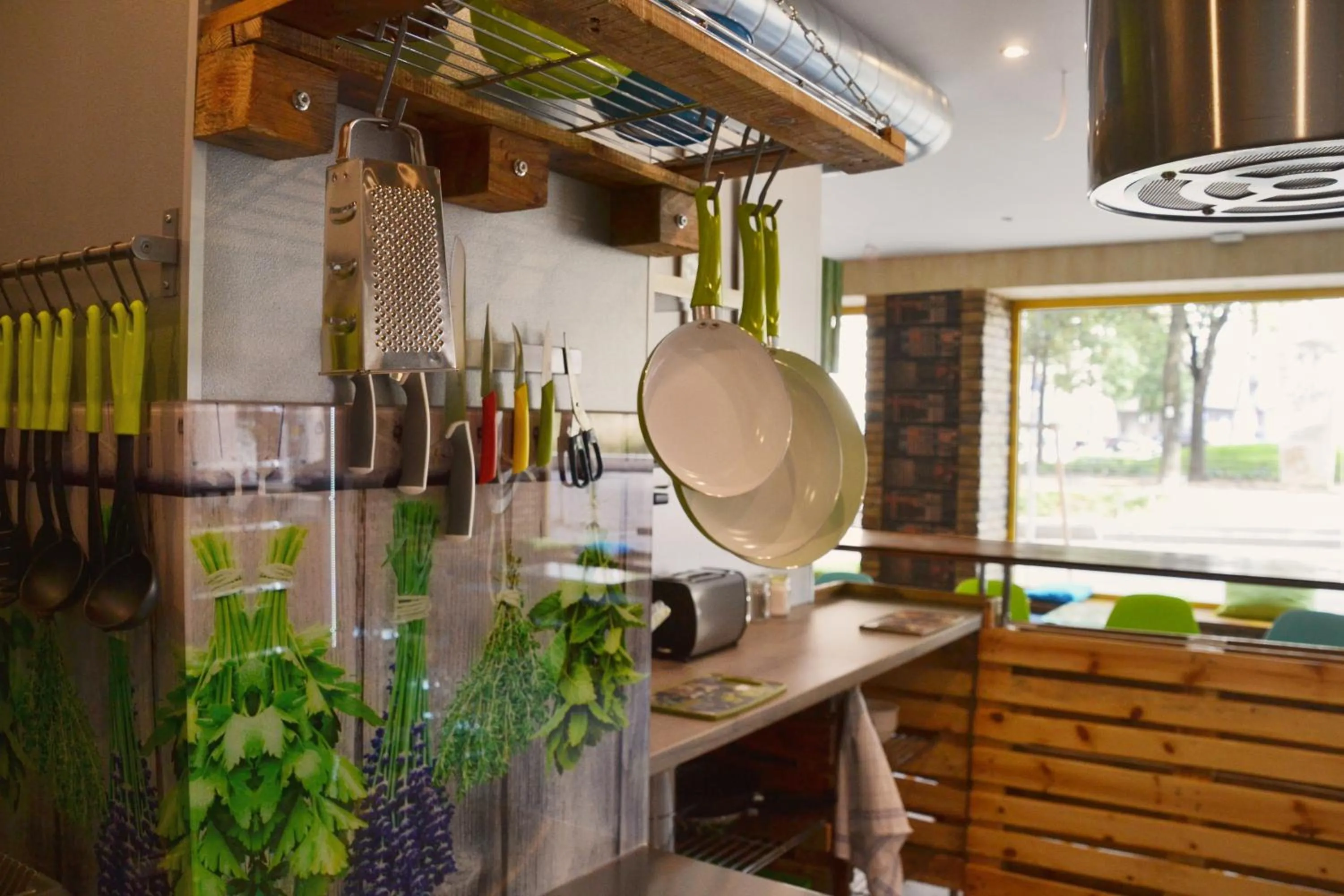 Communal kitchen in Do Step Inn Central - Self-Service-Hostel