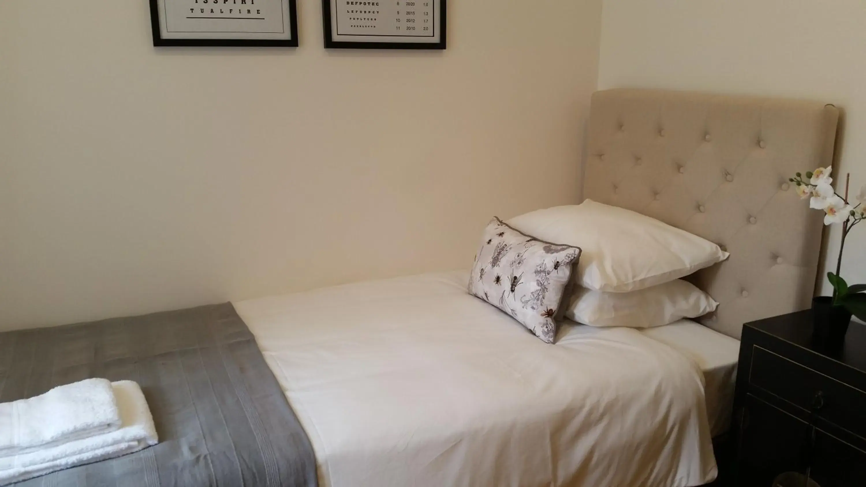 Twin Room with Shared Bathroom in Lisbon Garden Boutique Guest House Twin Room with Shared Bathroom in Lisbon Garden Boutique Guest House