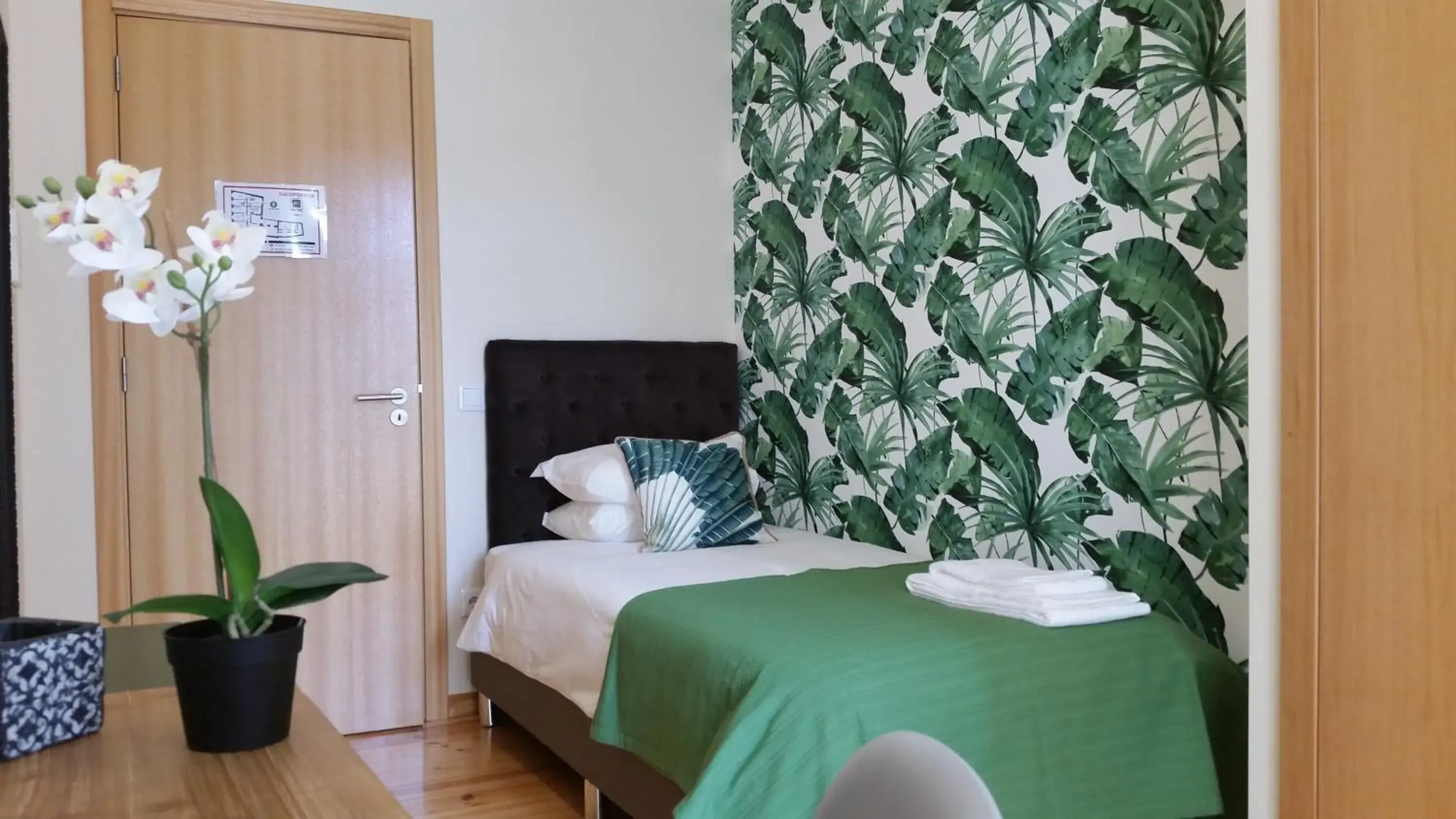 Single Room with Shared Bathroom in Lisbon Garden Boutique Guest House Single Room with Shared Bathroom in Lisbon Garden Boutique Guest House