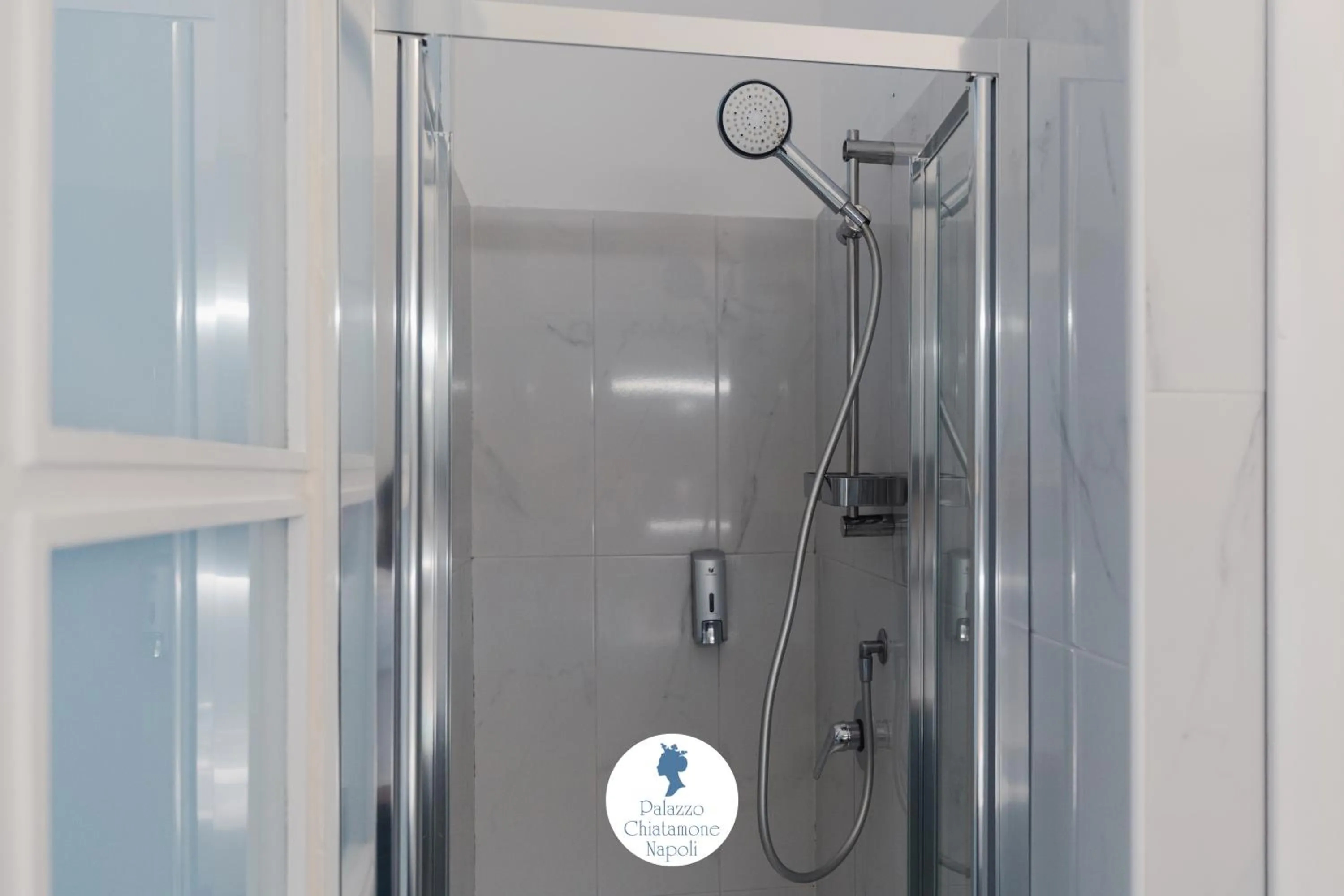 Shower in Palazzo Chiatamone