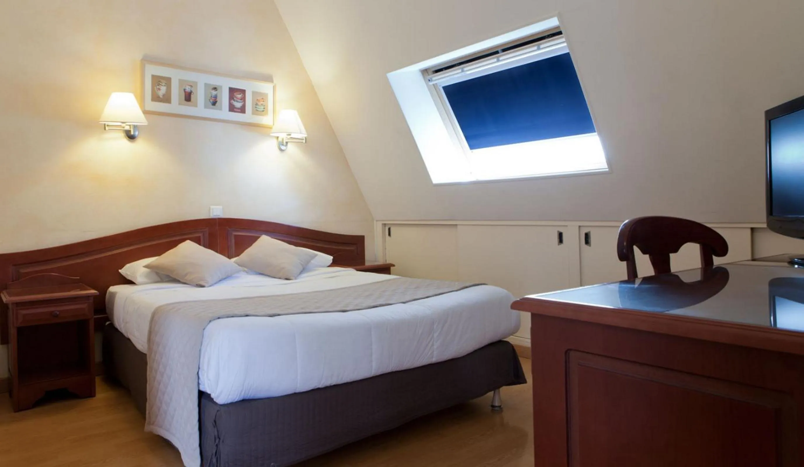 Photo of the whole room, Bed in Cosmotel Hotel