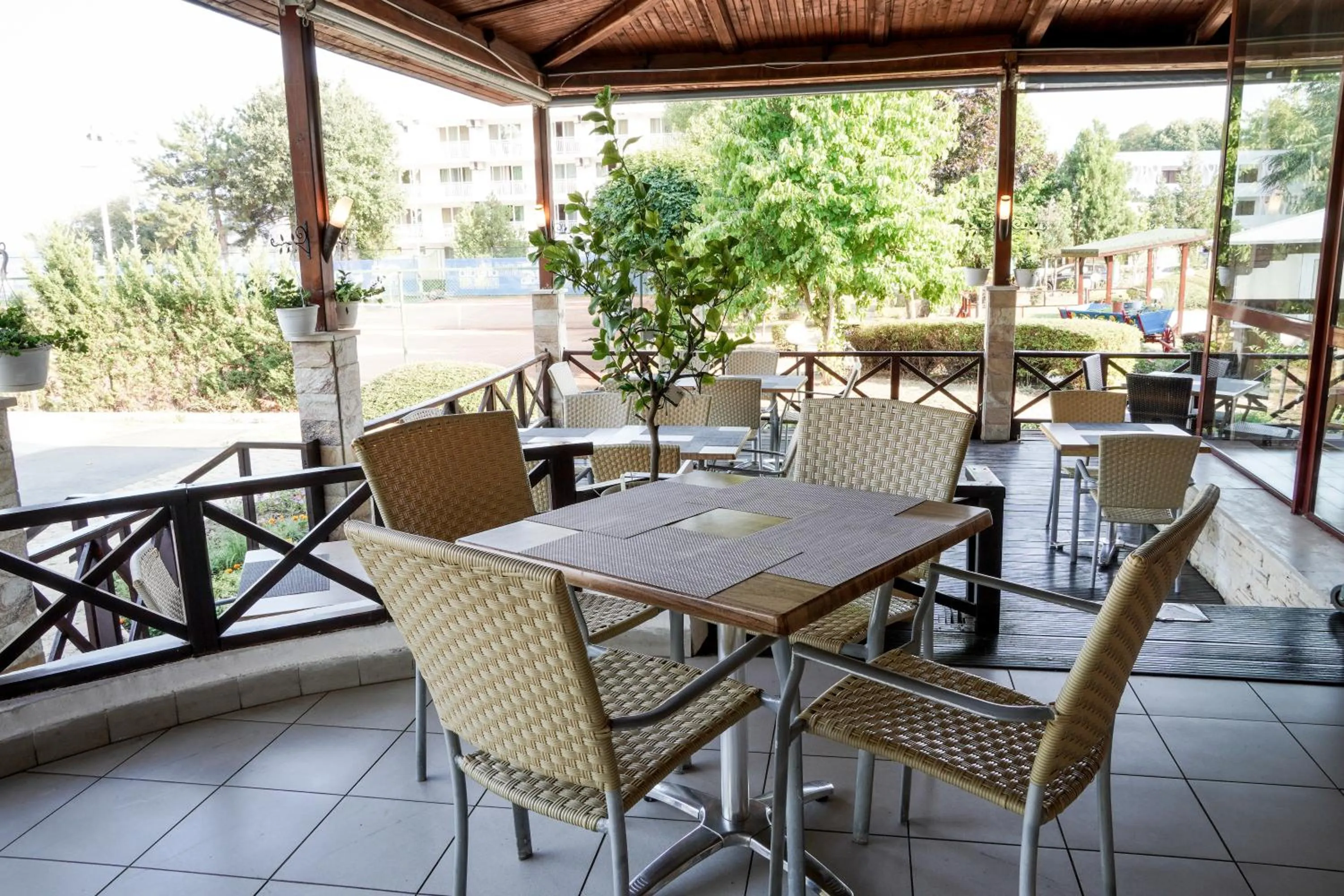 Restaurant/places to eat in Hotel Malibu