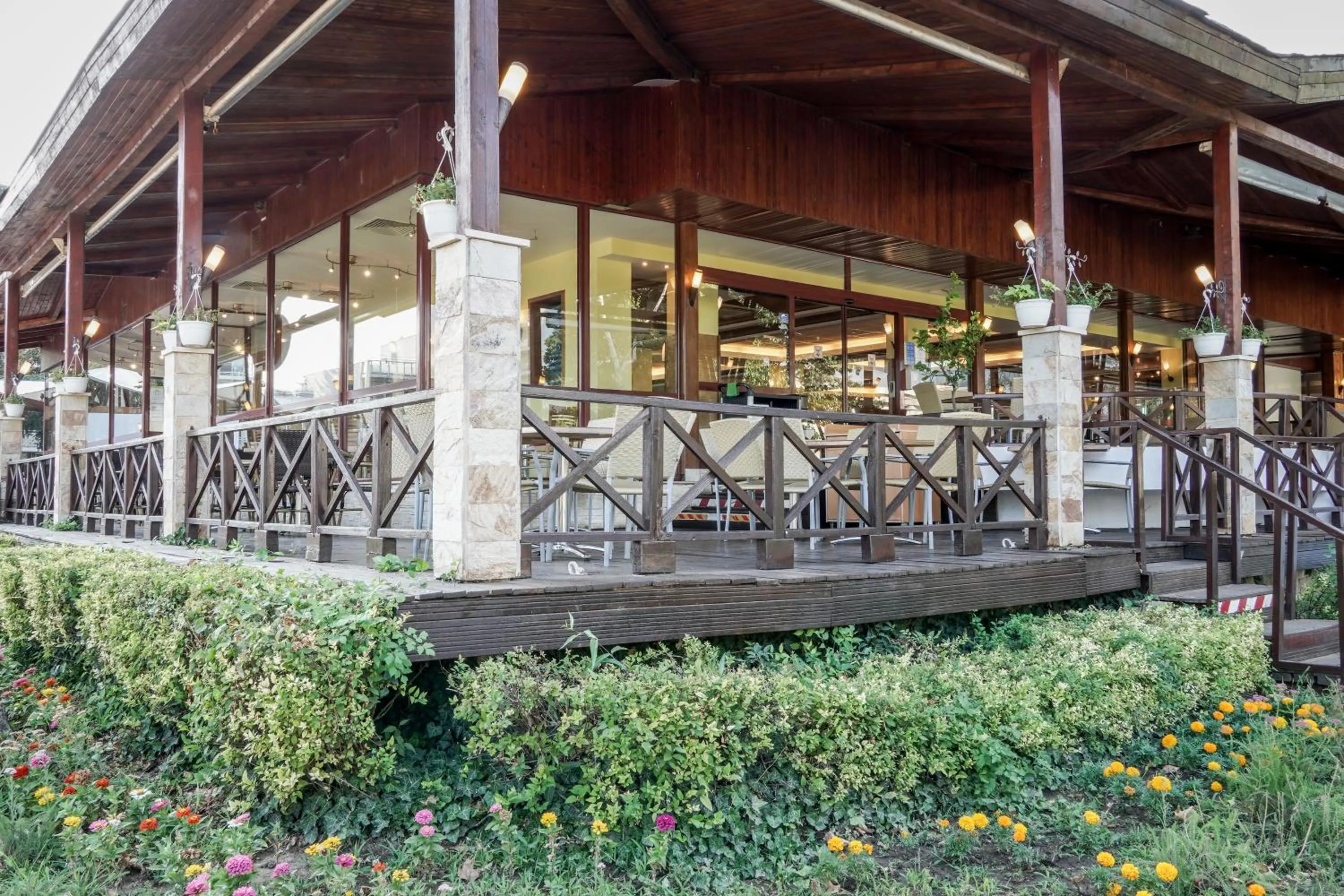 Restaurant/places to eat in Hotel Malibu