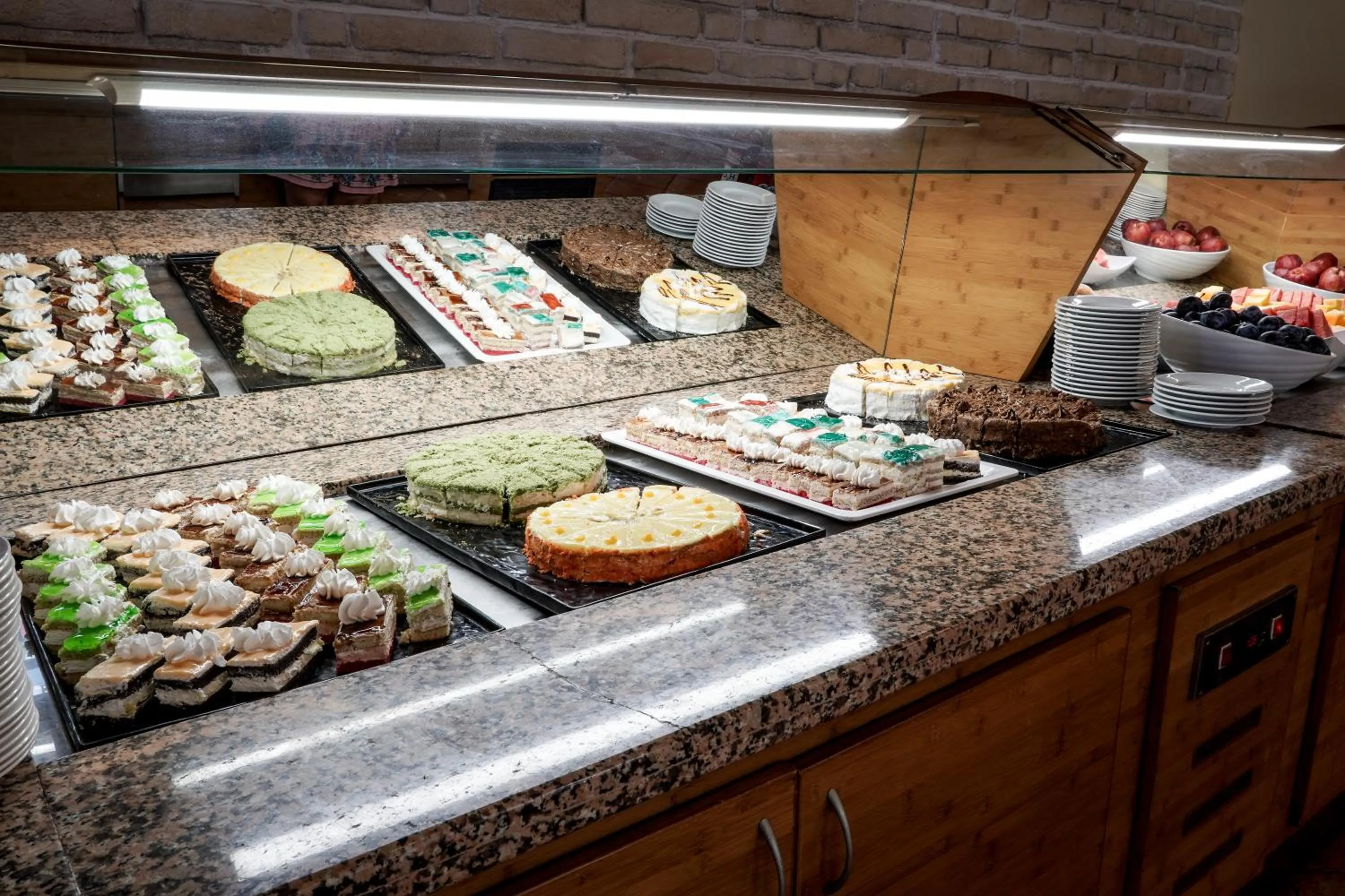 Restaurant/places to eat in Hotel Malibu