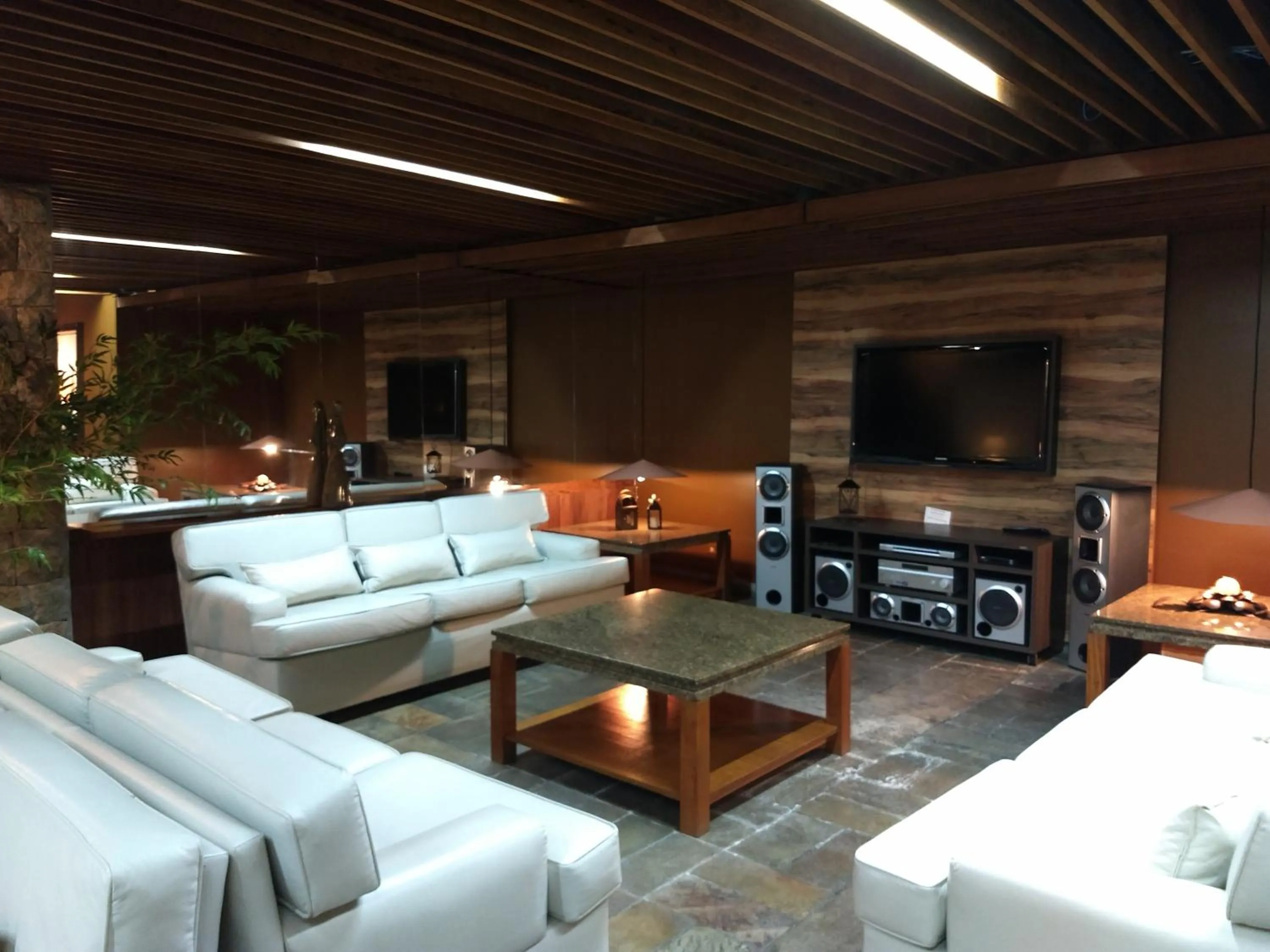 Communal lounge/ TV room in Ubatuba Palace Hotel