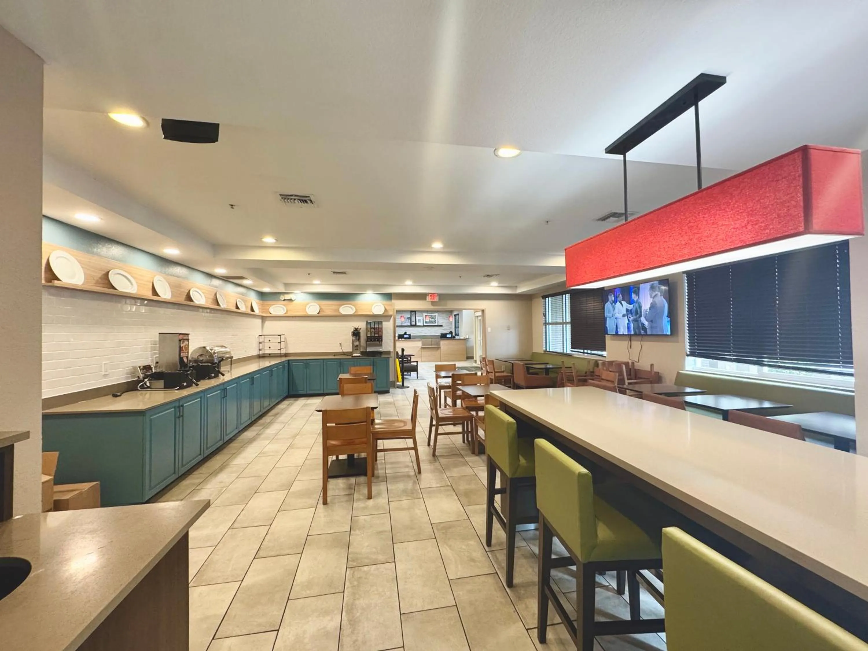 Breakfast in Country Inn & Suites by Radisson, Port Charlotte, FL