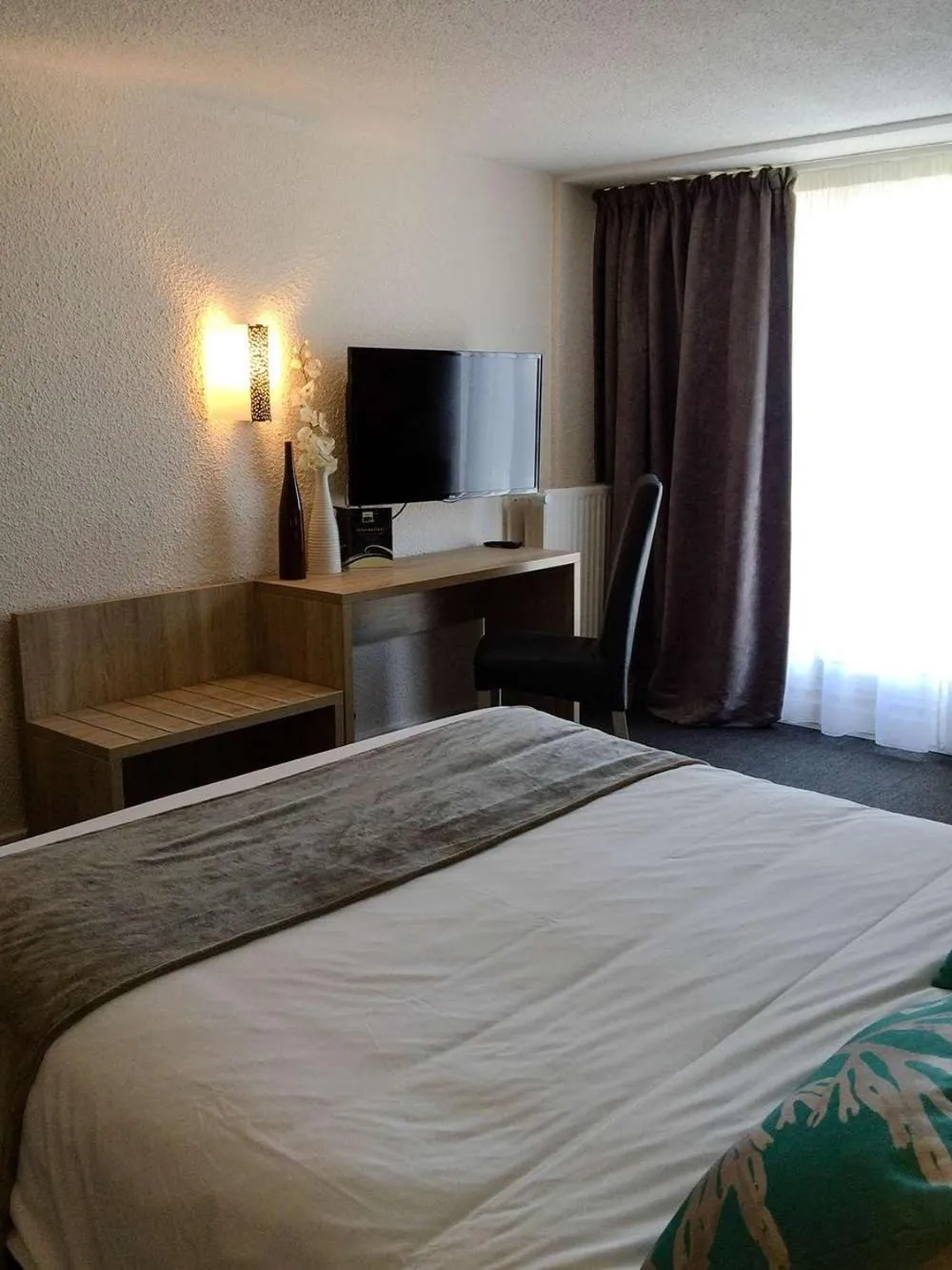 Bedroom, Bed in Brit Hôtel De L'océan