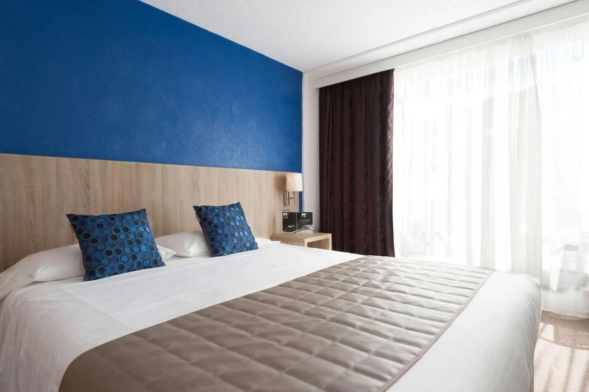 Bedroom, Bed in Brit Hôtel De L'océan