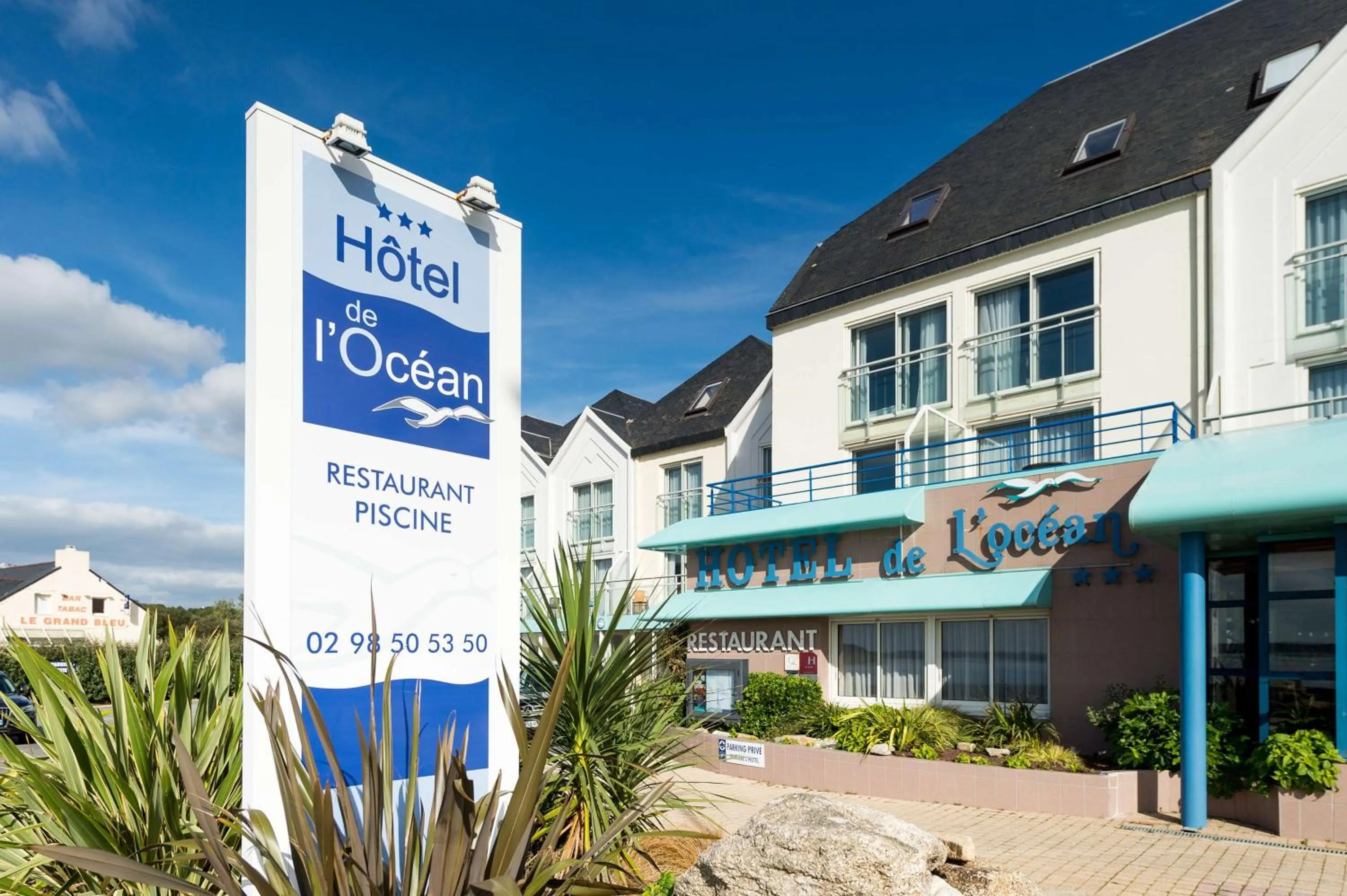 Property building in Brit Hôtel De L'océan