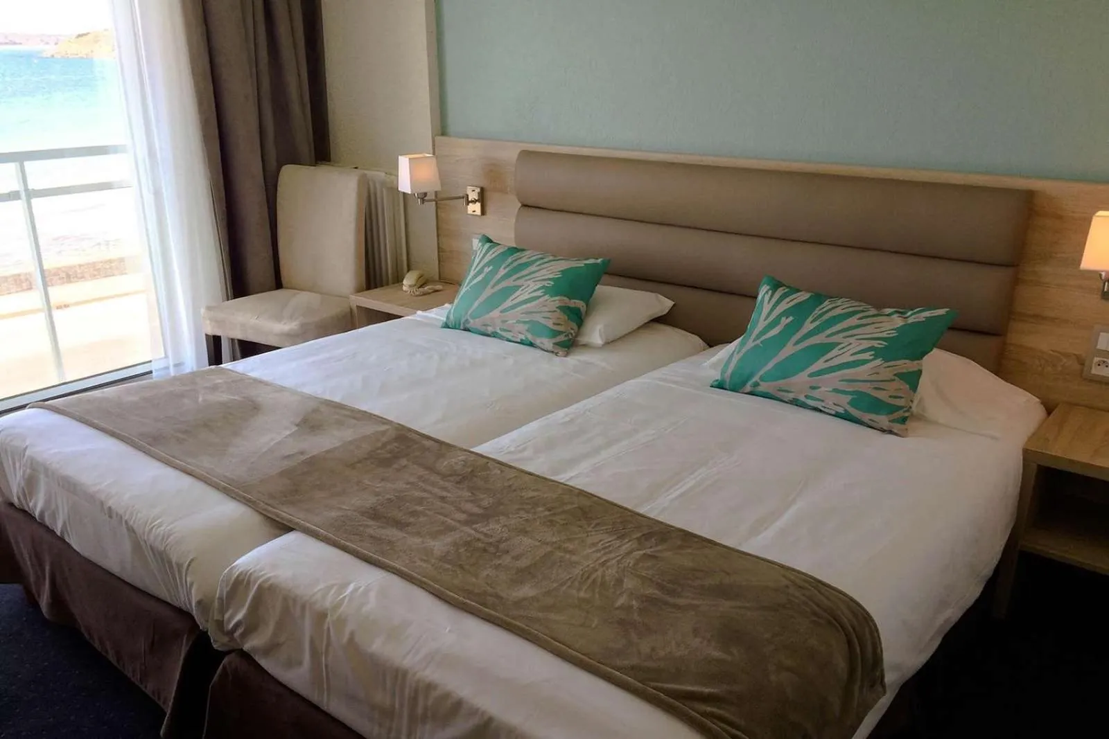 Bedroom, Bed in Brit Hôtel De L'océan