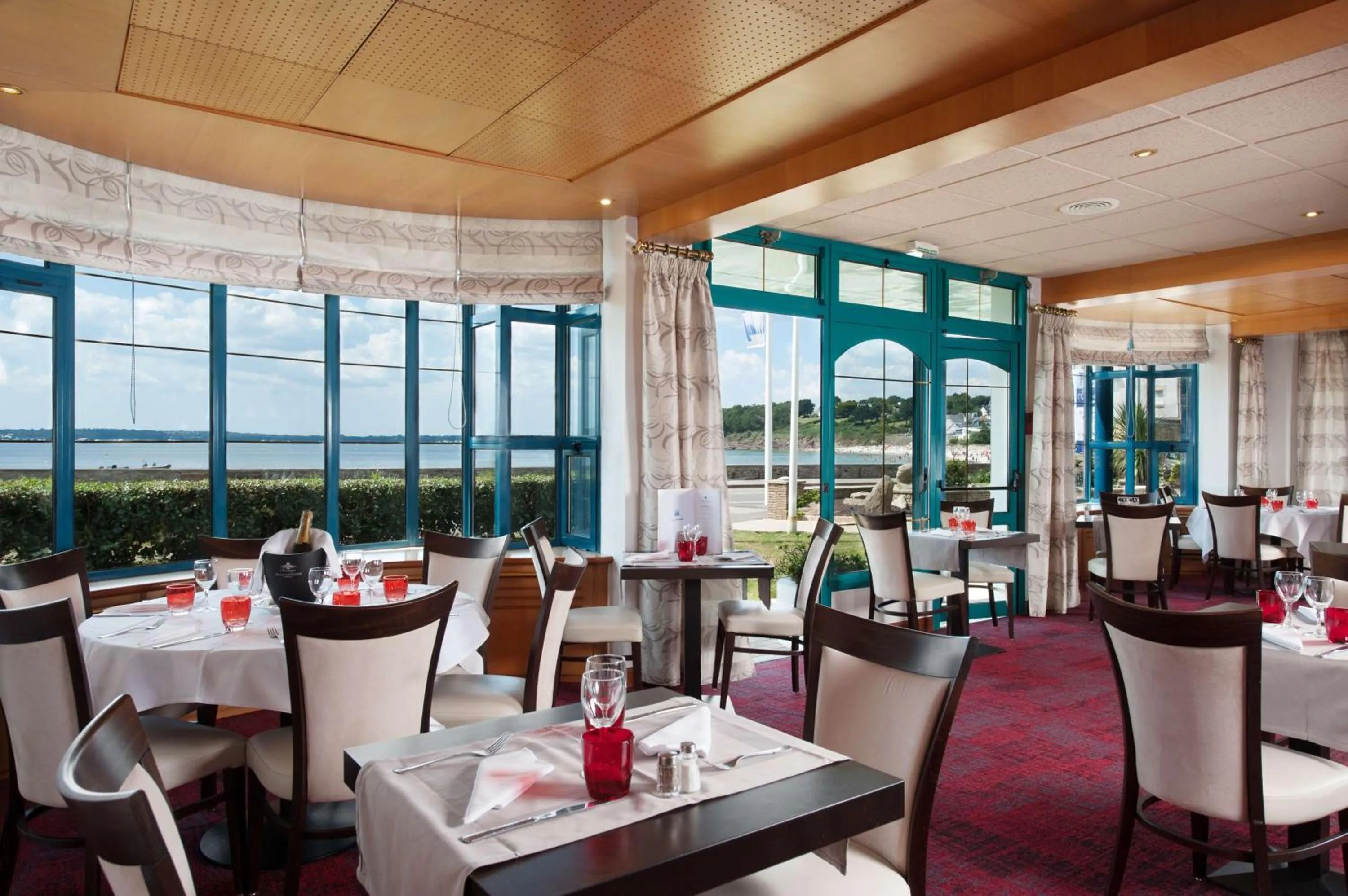 Restaurant/places to eat in Brit Hôtel De L'océan