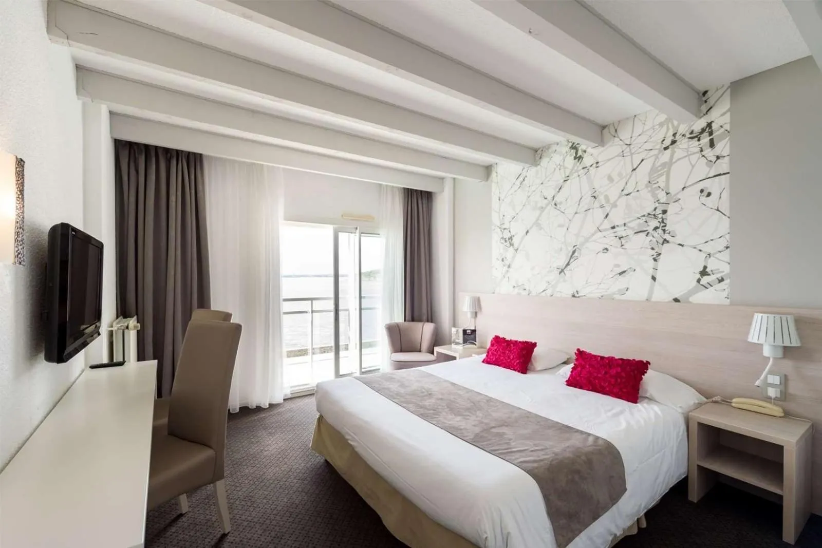 Bedroom, Bed in Brit Hôtel De L'océan