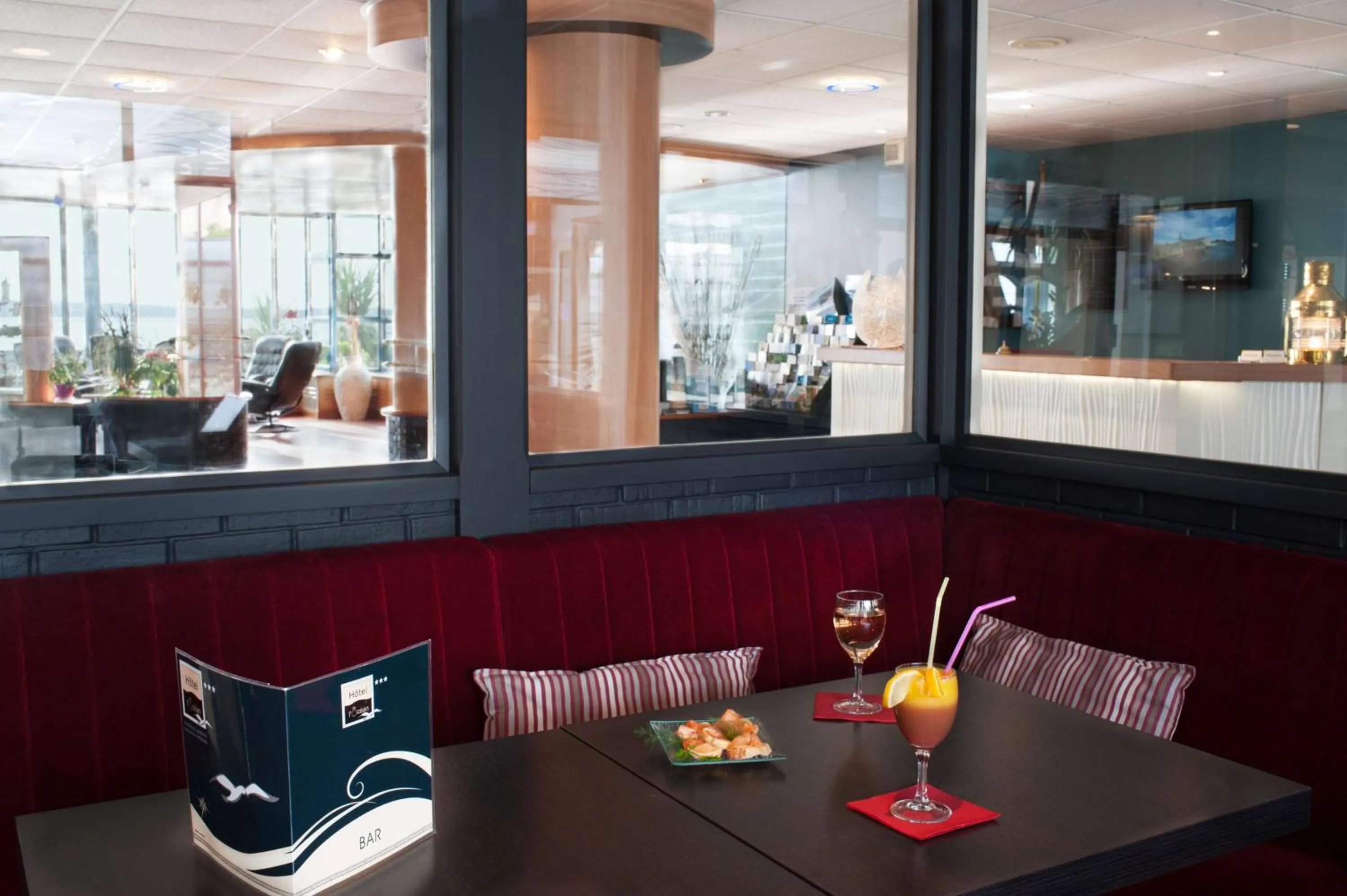 Lounge or bar in Brit Hôtel De L'océan