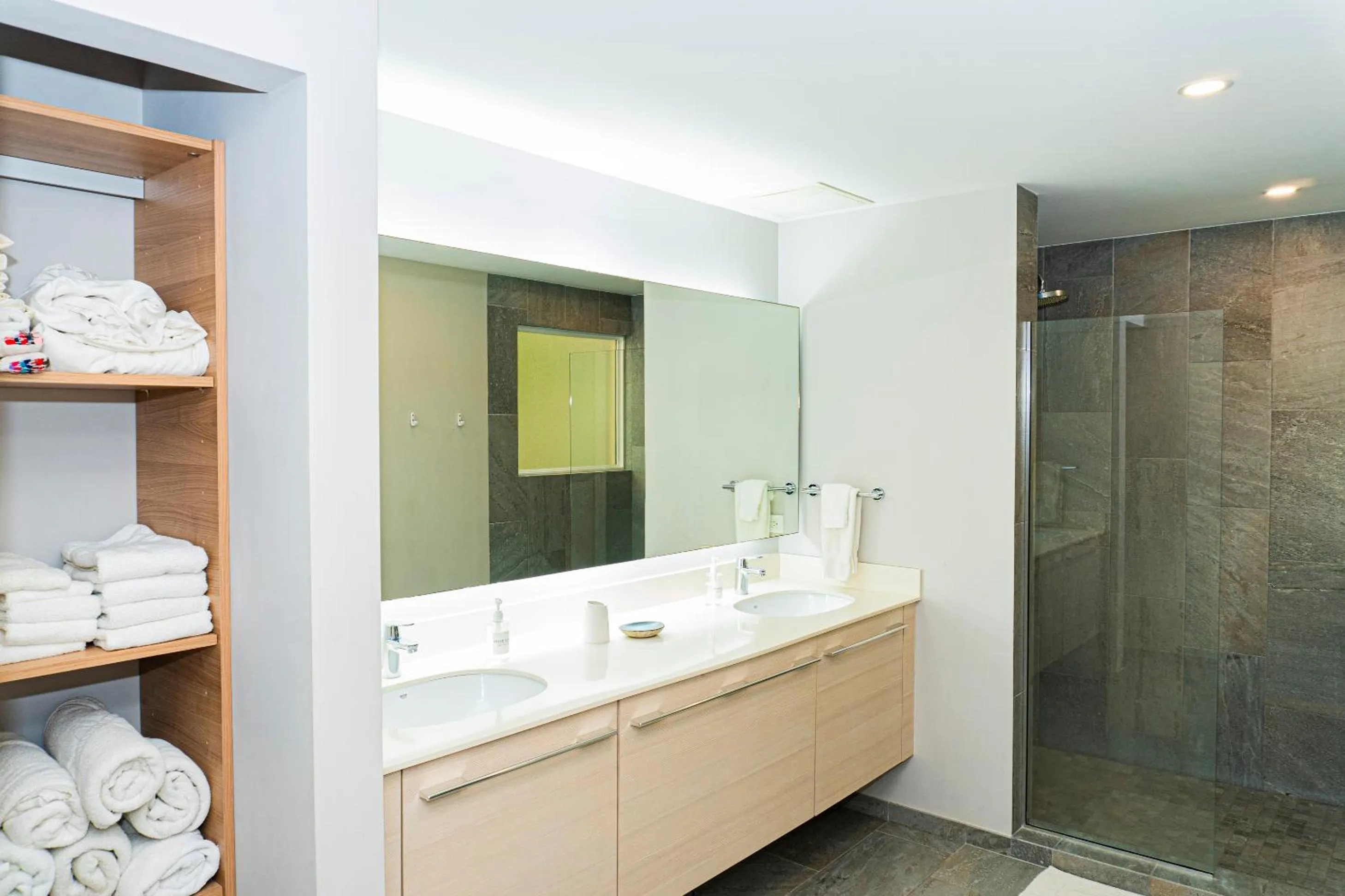 Shower in Elan at Ballena Beach