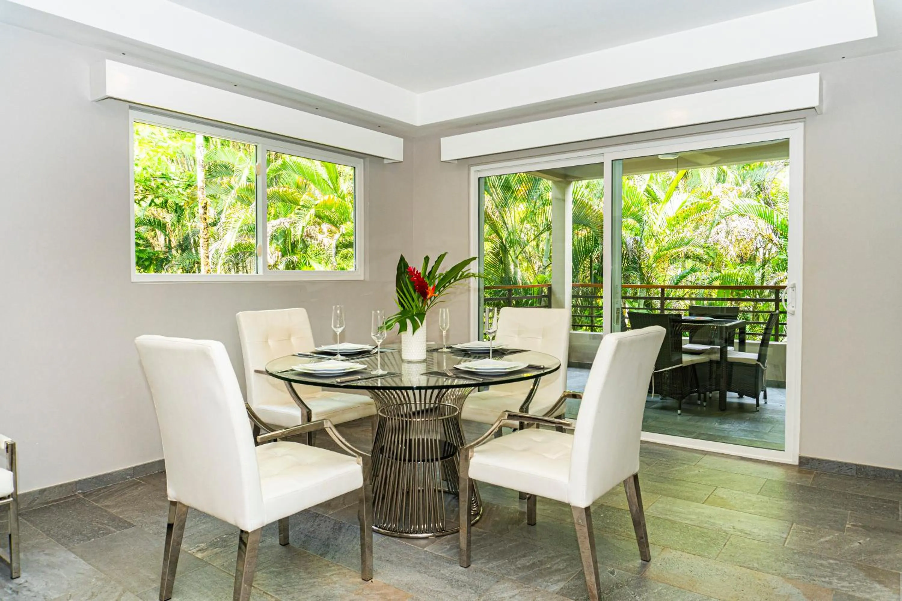 Dining area in Elan at Ballena Beach