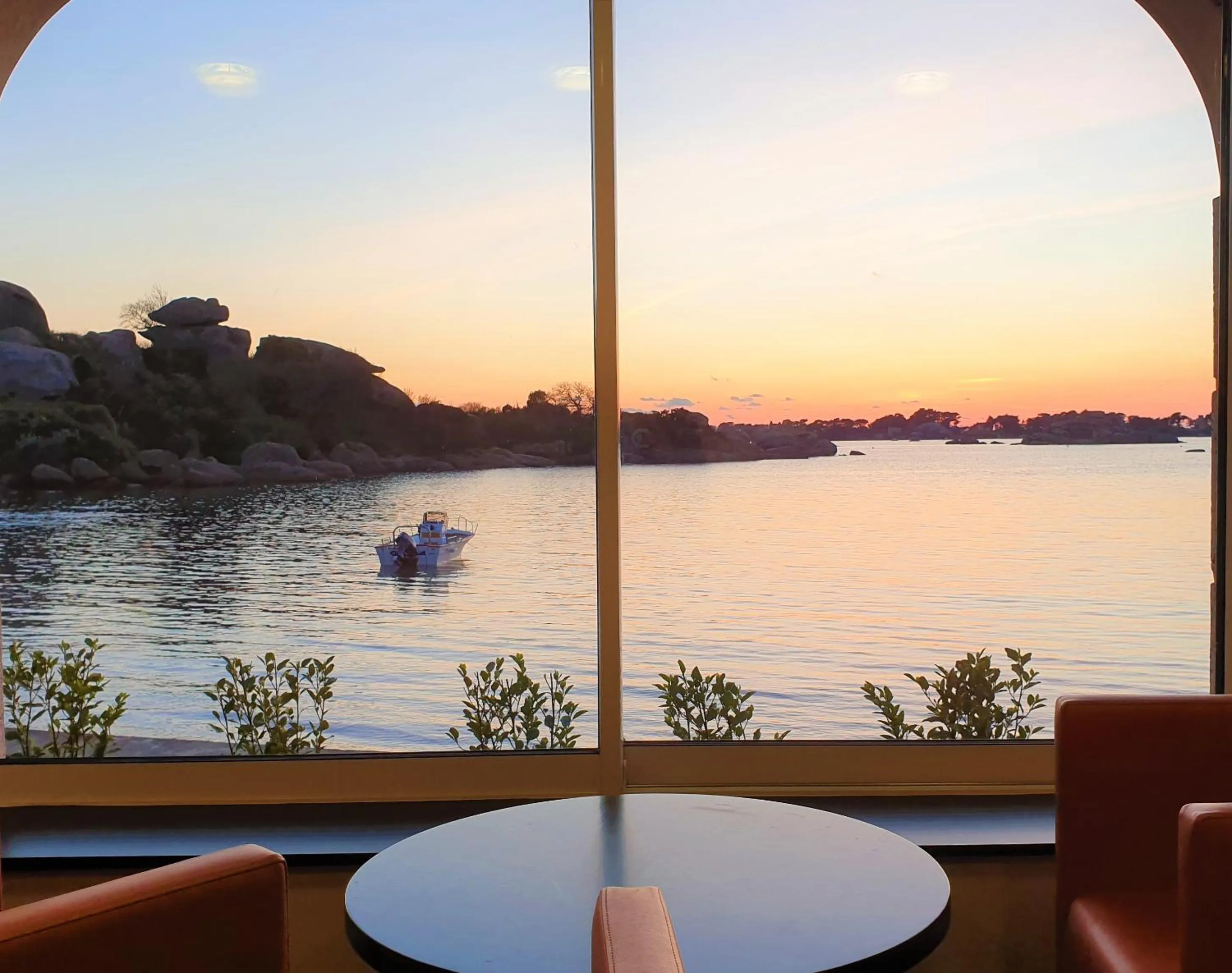 Living room in Logis Hôtel Saint Guirec Et De La Plage